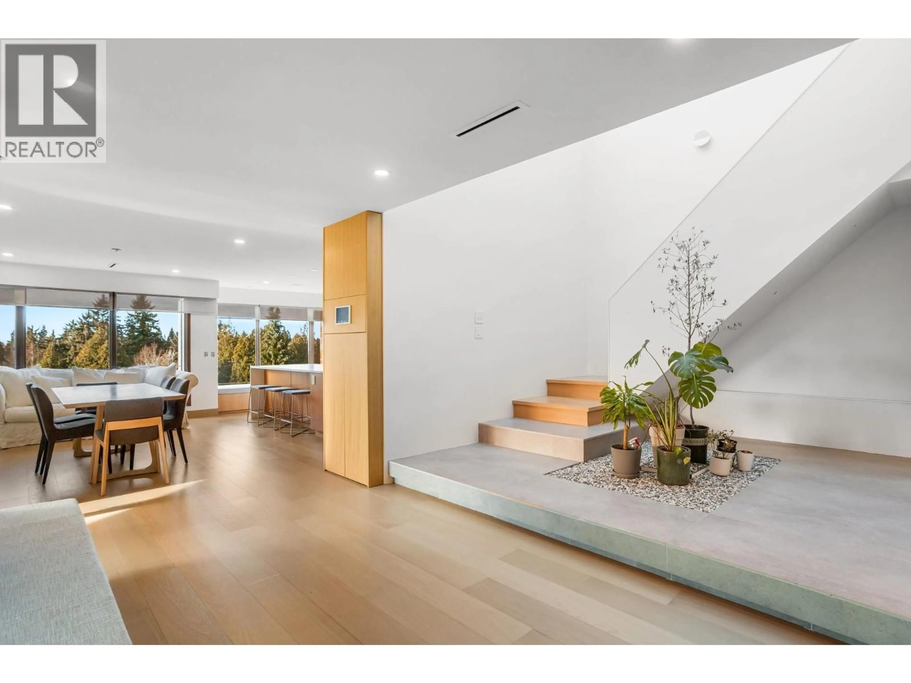 Indoor foyer for 7353 YEW STREET, Vancouver British Columbia V6P5W4