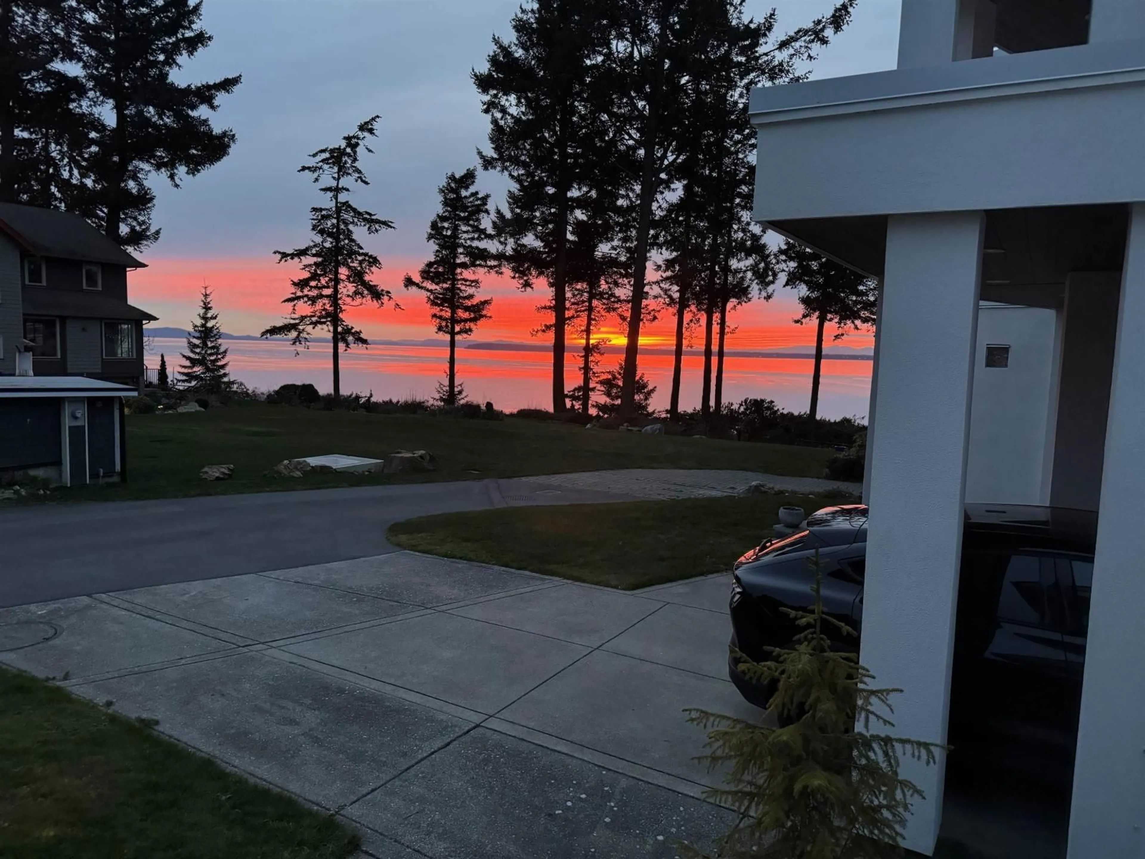 A pic from outside/outdoor area/front of a property/back of a property/a pic from drone, mountain view for 5 - 2250 CHRISTOPHERSON ROAD, Surrey British Columbia V4A3L3