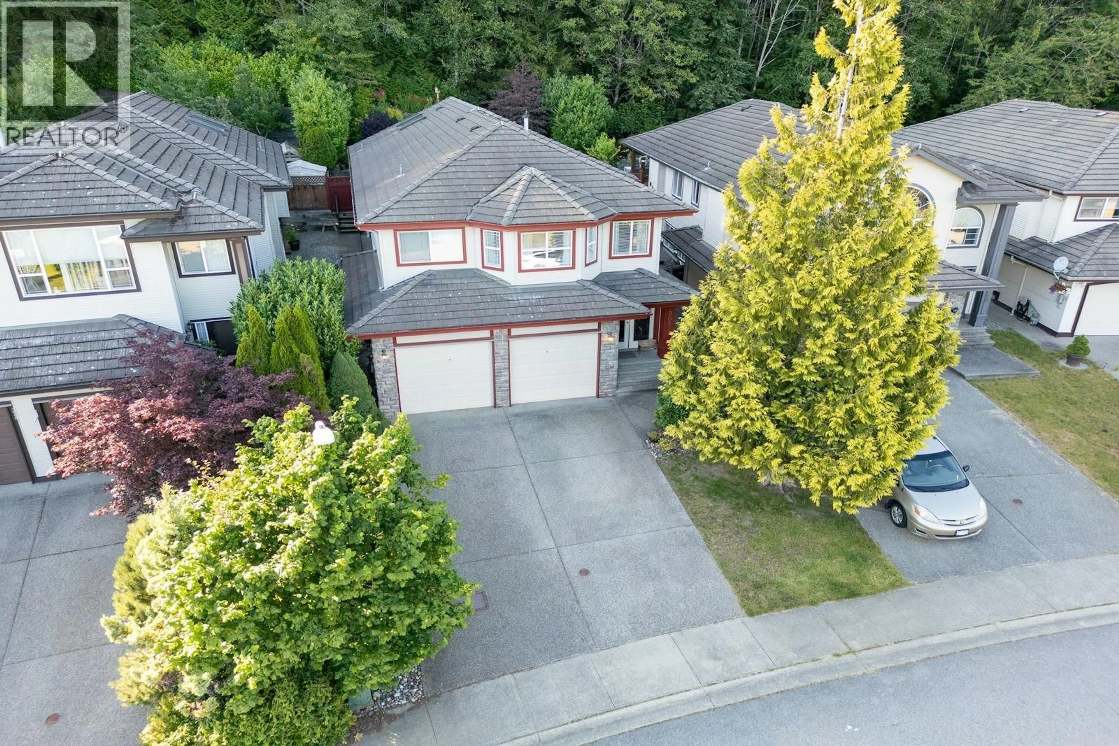A pic from outside/outdoor area/front of a property/back of a property/a pic from drone, street for 3051 SIENNA COURT, Coquitlam British Columbia V3E3N7