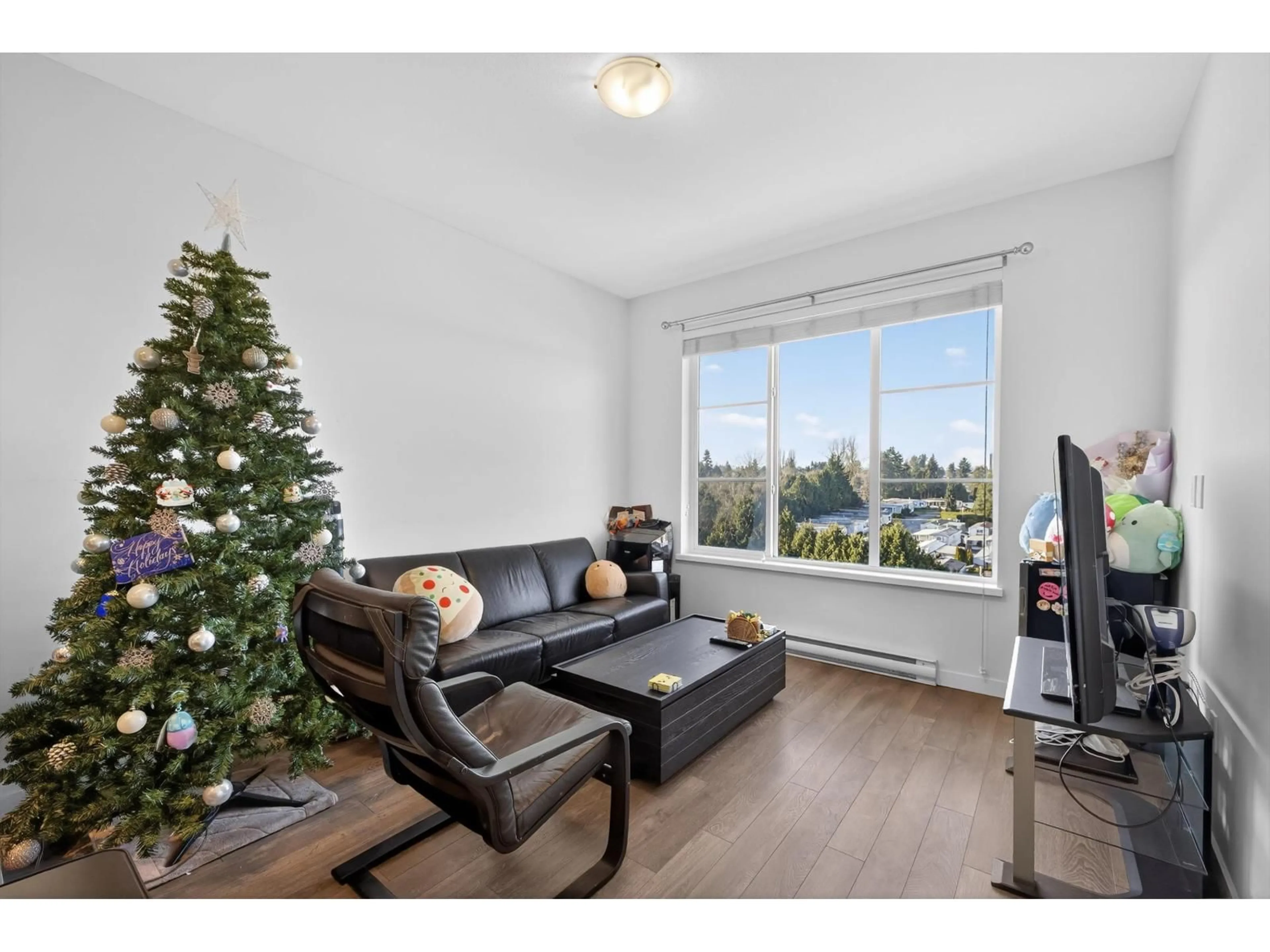 Living room with furniture, wood/laminate floor for 606 - 13623 81A AVENUE, Surrey British Columbia V3W3N7