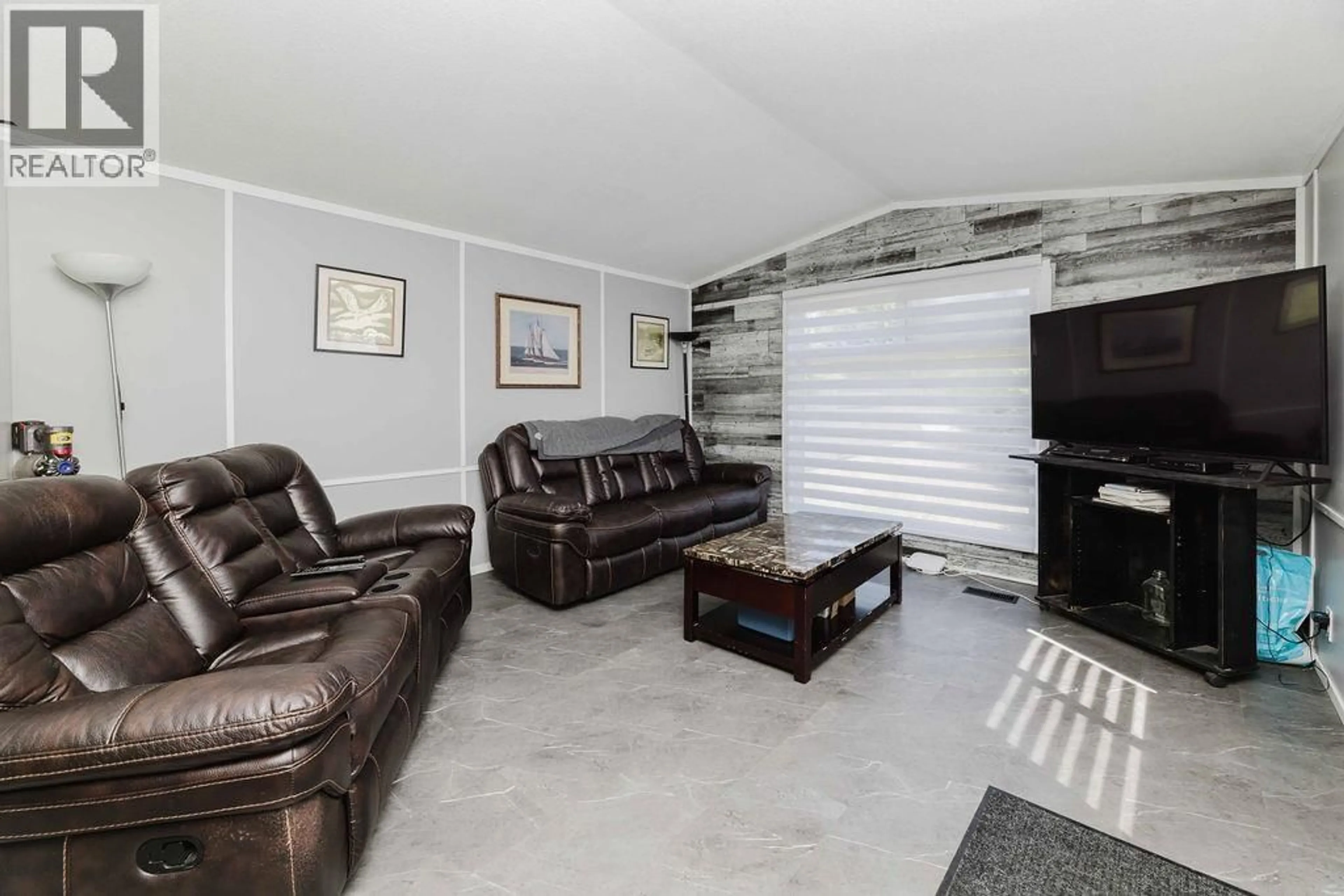Living room with furniture, ceramic/tile floor for 69 - 1413 SUNSHINE COAST HIGHWAY, Gibsons British Columbia V0N1V5
