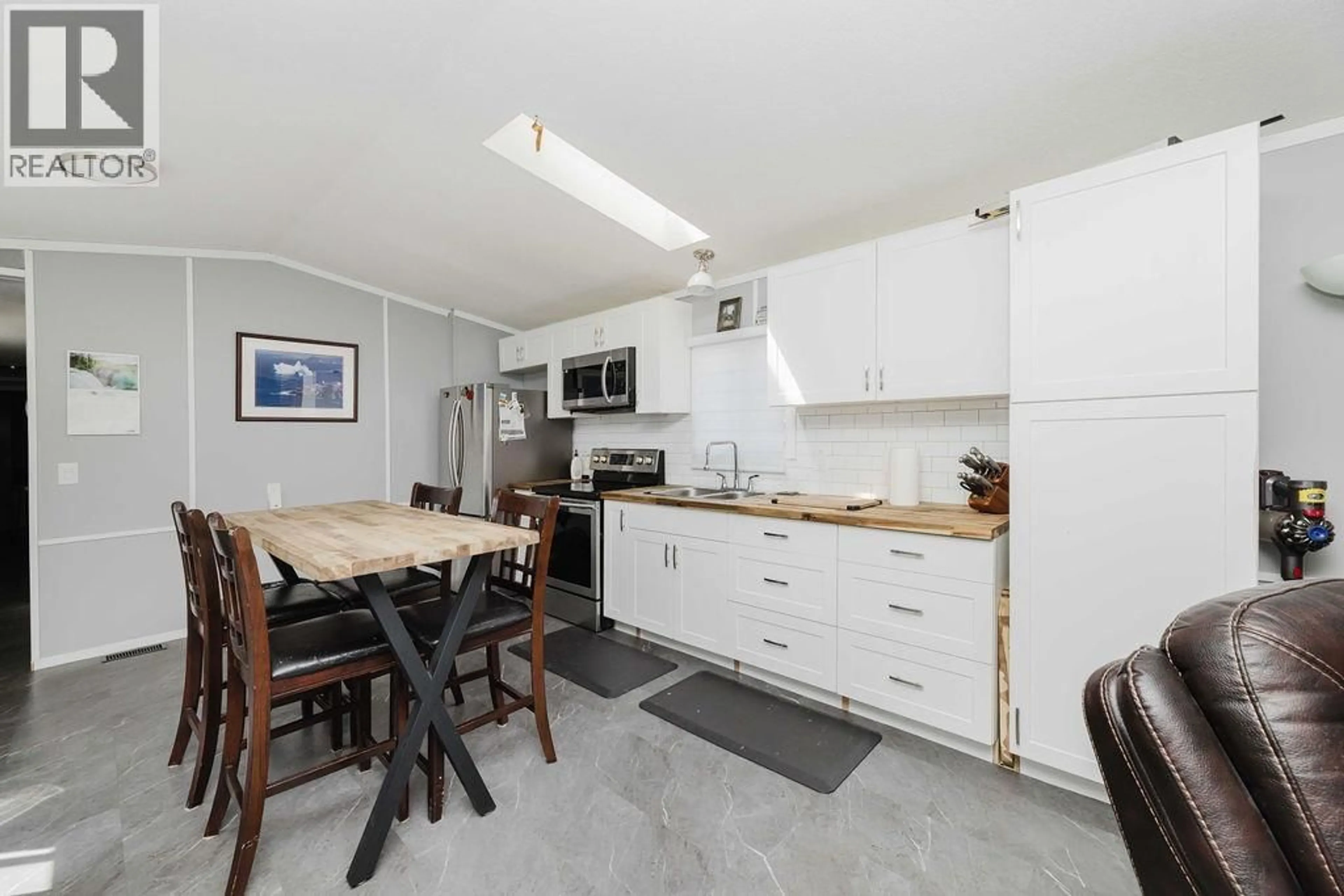 Standard kitchen, unknown for 69 - 1413 SUNSHINE COAST HIGHWAY, Gibsons British Columbia V0N1V5