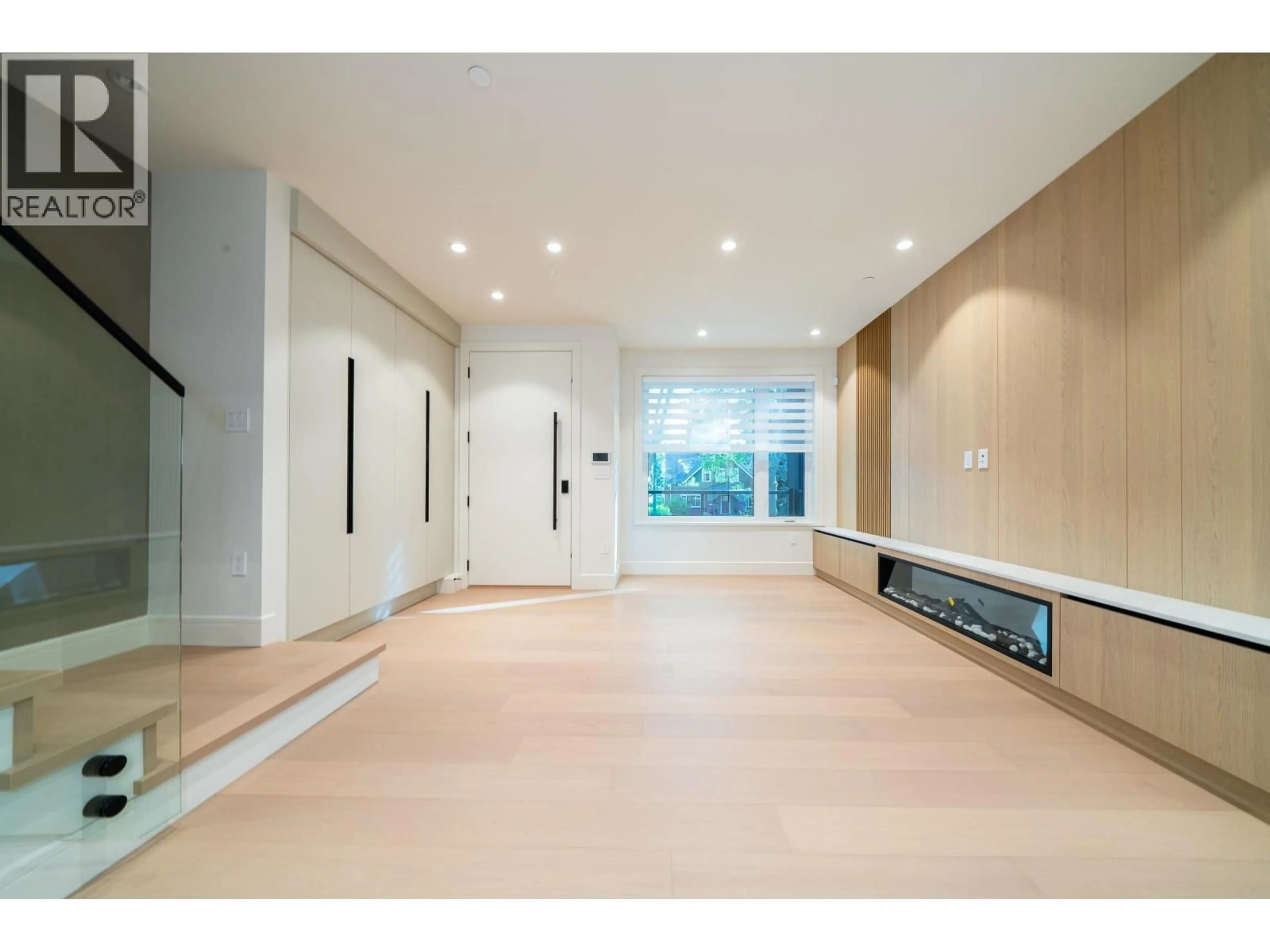 Indoor foyer for 3849 26TH AVENUE, Richmond British Columbia V0V0V0