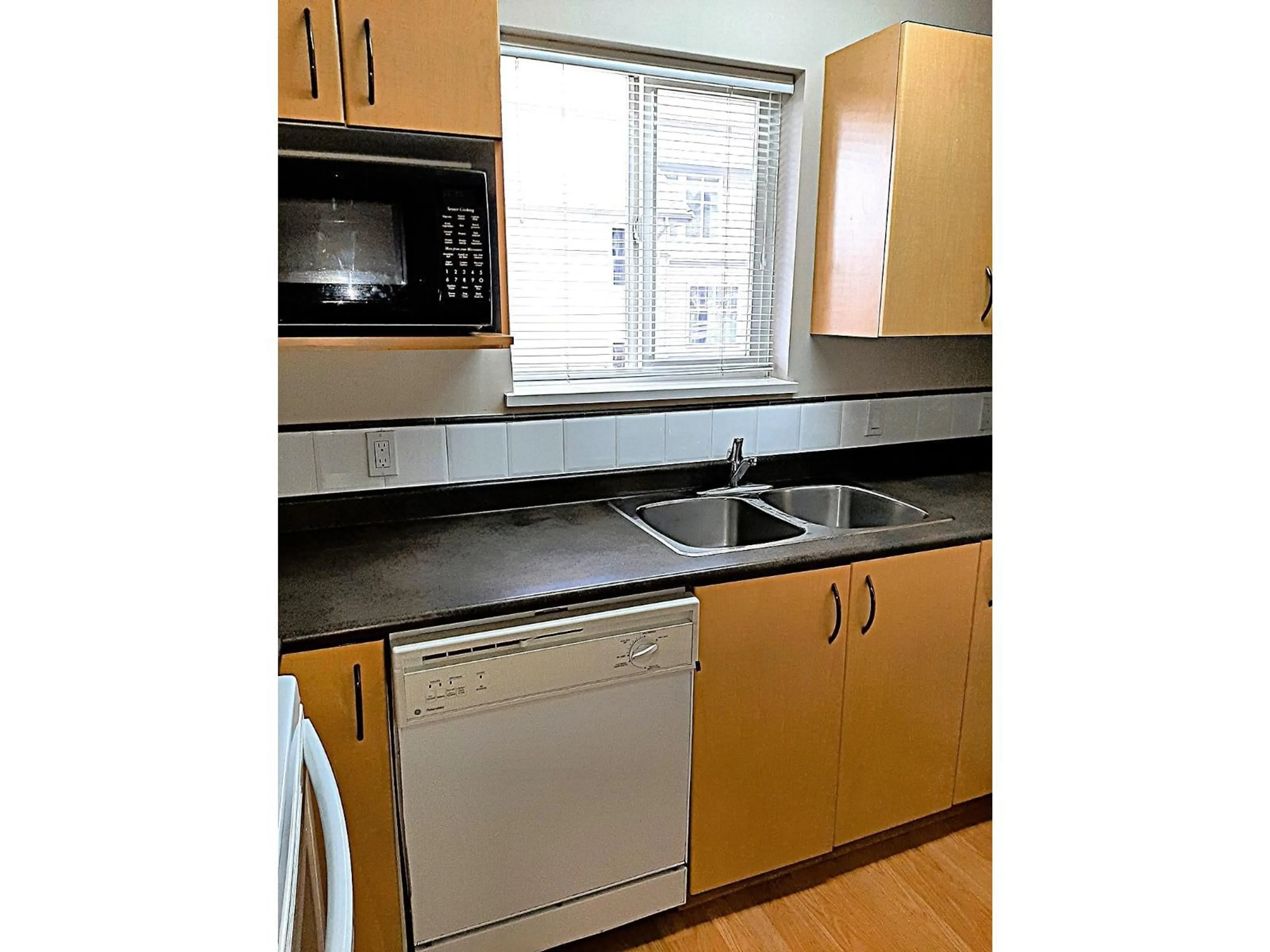 Standard kitchen, unknown for 301 - 20200 56 AVENUE, Langley British Columbia V3A8S1