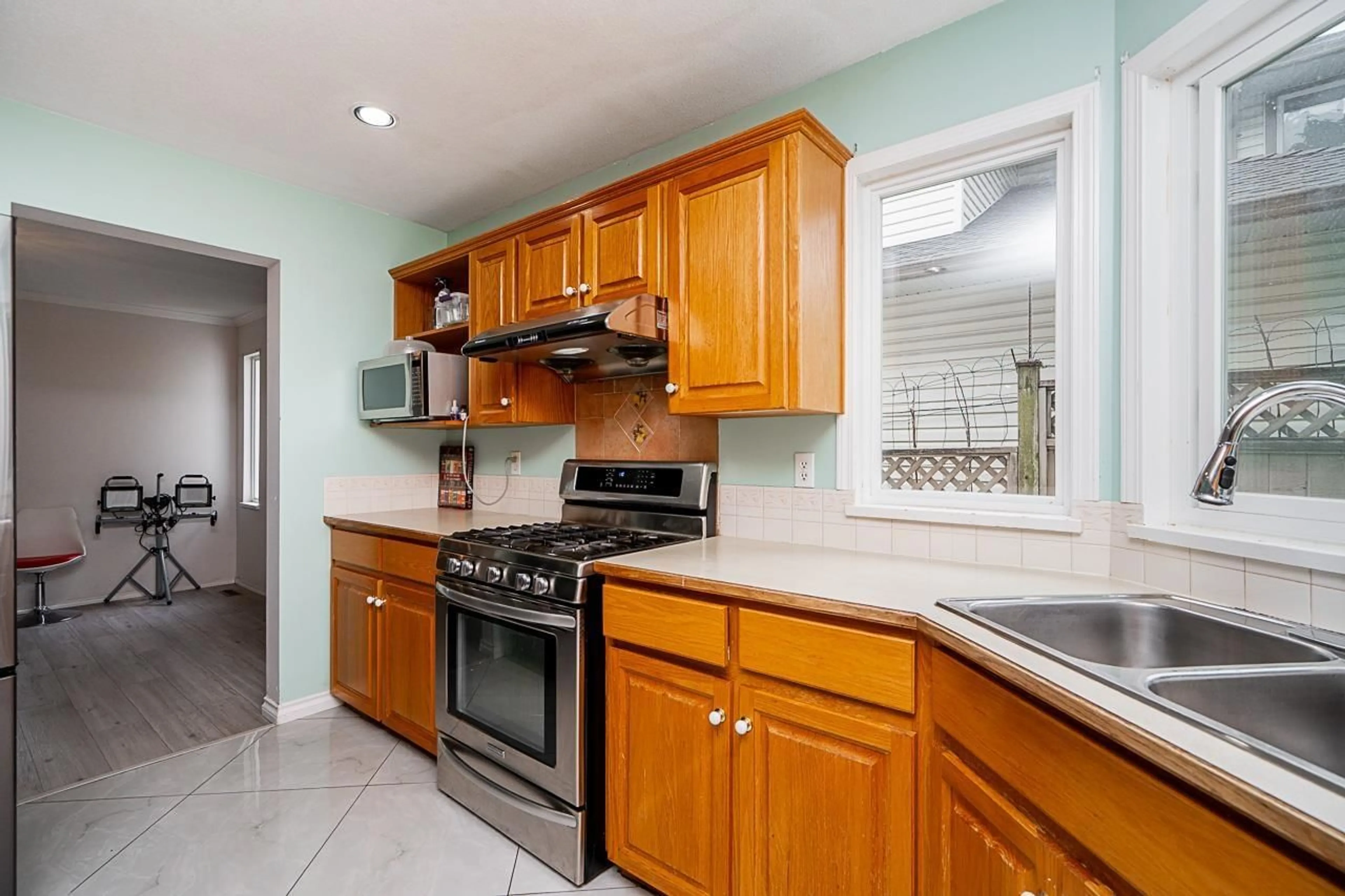 Standard kitchen, ceramic/tile floor for 16089 80 AVENUE, Surrey British Columbia V4N0X1