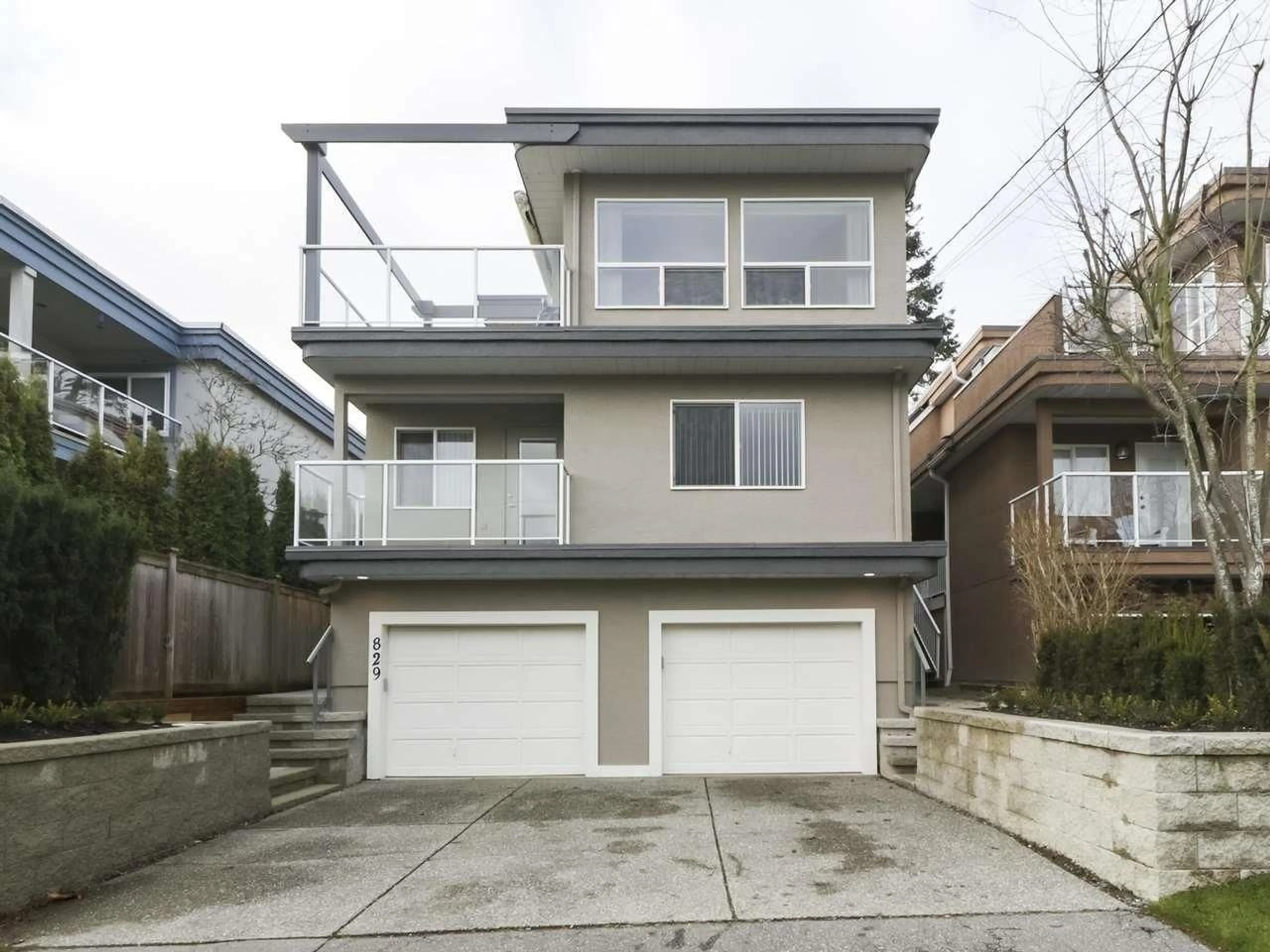 Home with vinyl exterior material, street for 829 STEVENS STREET, White Rock British Columbia V4B4X3