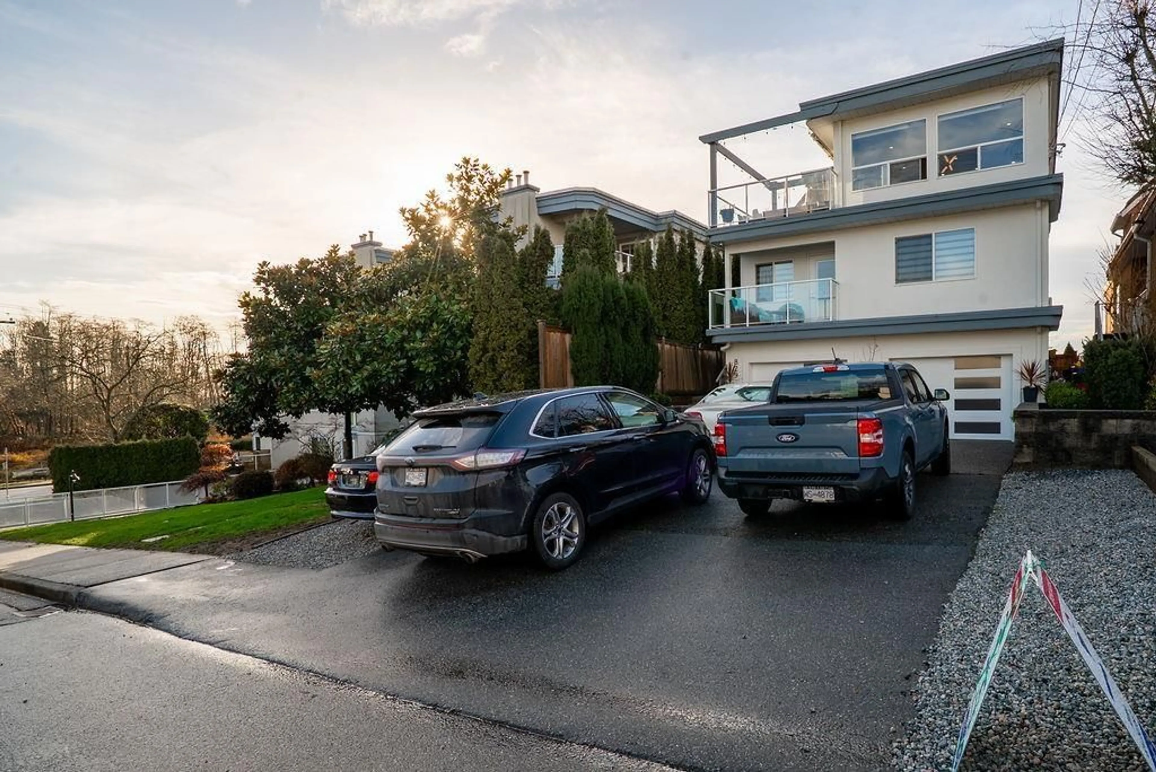 A pic from outside/outdoor area/front of a property/back of a property/a pic from drone, street for 829 STEVENS STREET, White Rock British Columbia V4B4X3