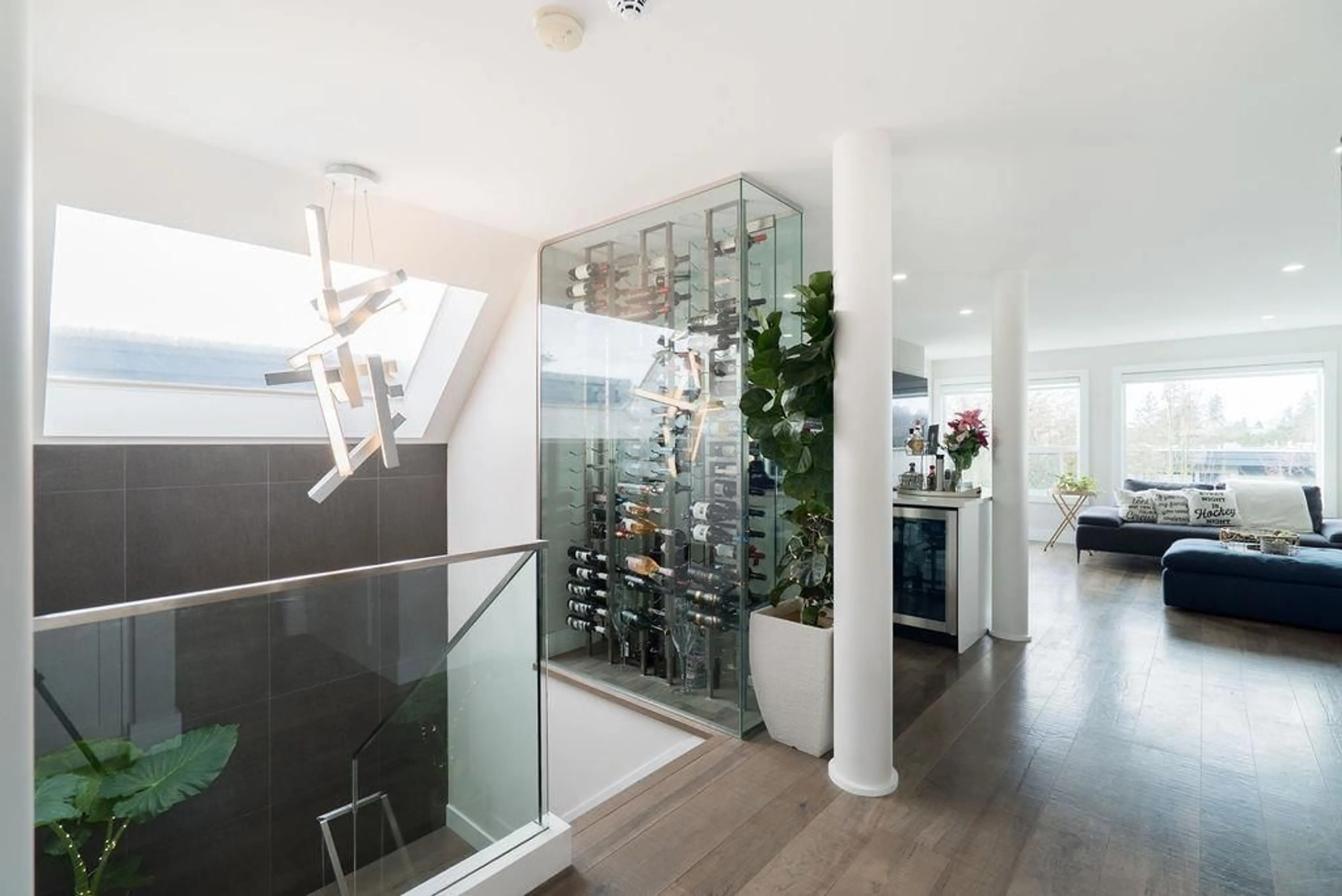 Indoor foyer for 829 STEVENS STREET, White Rock British Columbia V4B4X3