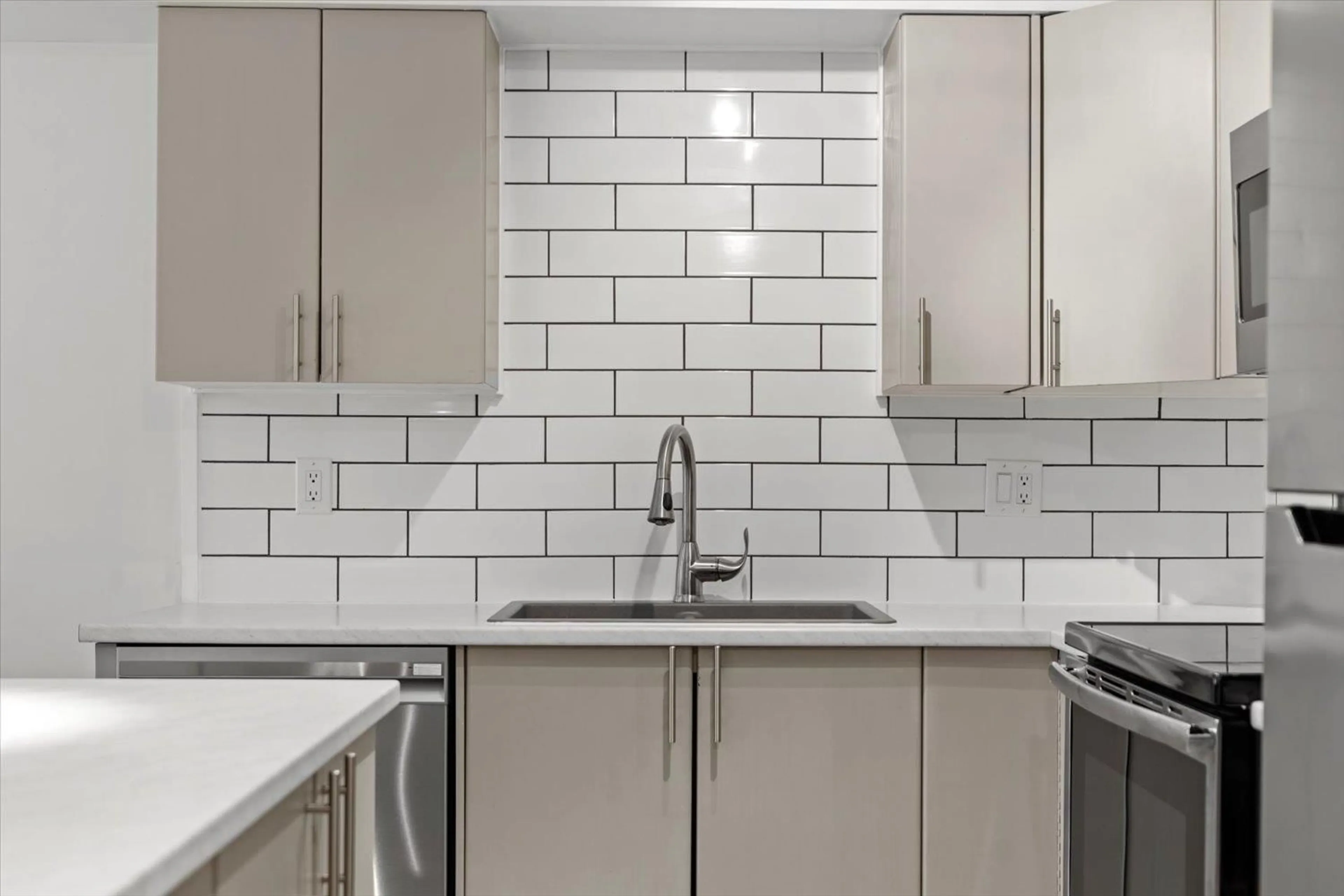 Standard kitchen, ceramic/tile floor for 223 - 2515 PARK DRIVE, Abbotsford British Columbia V2S0B2