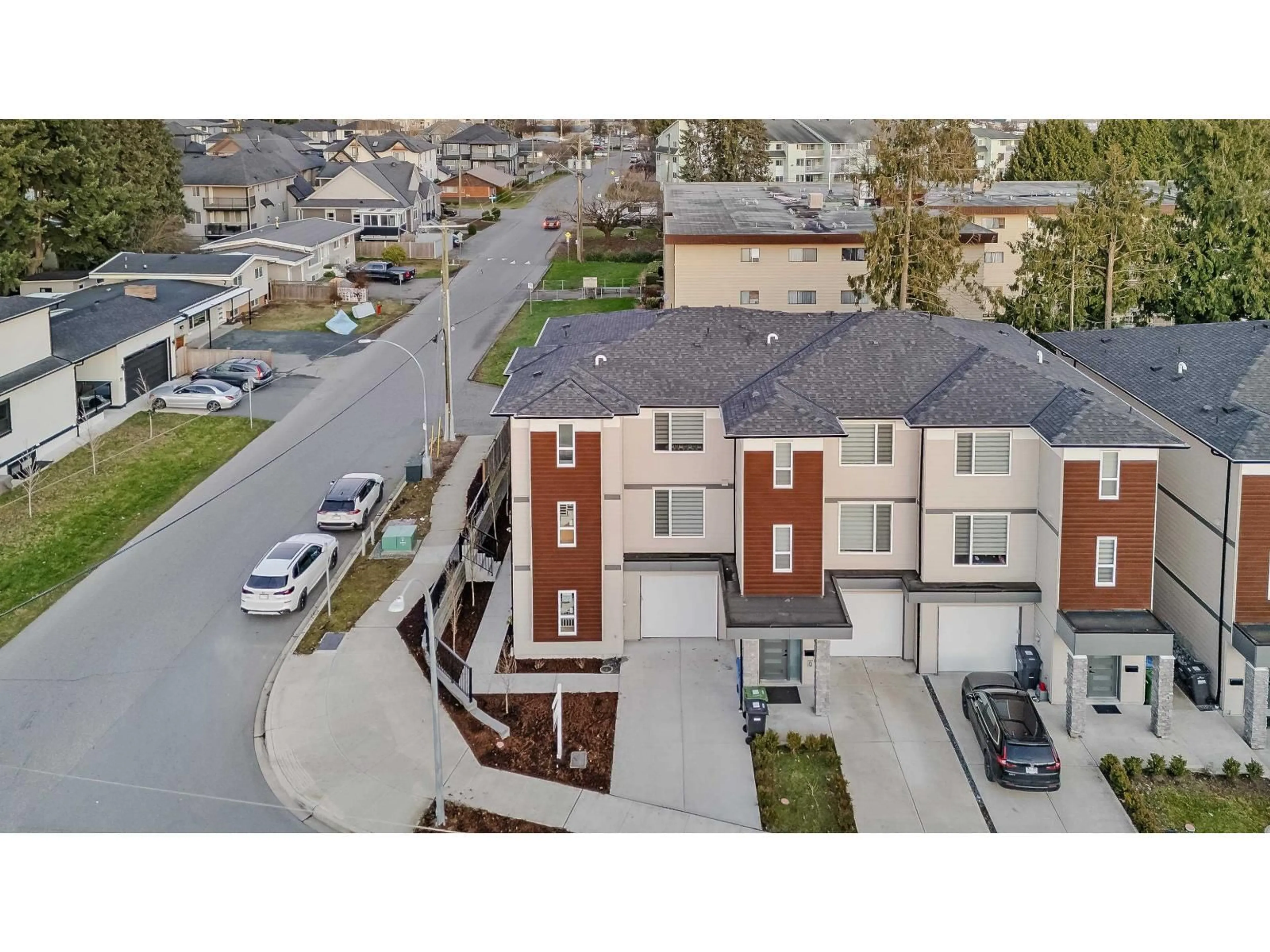 A pic from outside/outdoor area/front of a property/back of a property/a pic from drone, street for 2596 JANZEN STREET, Abbotsford British Columbia V2T2R8