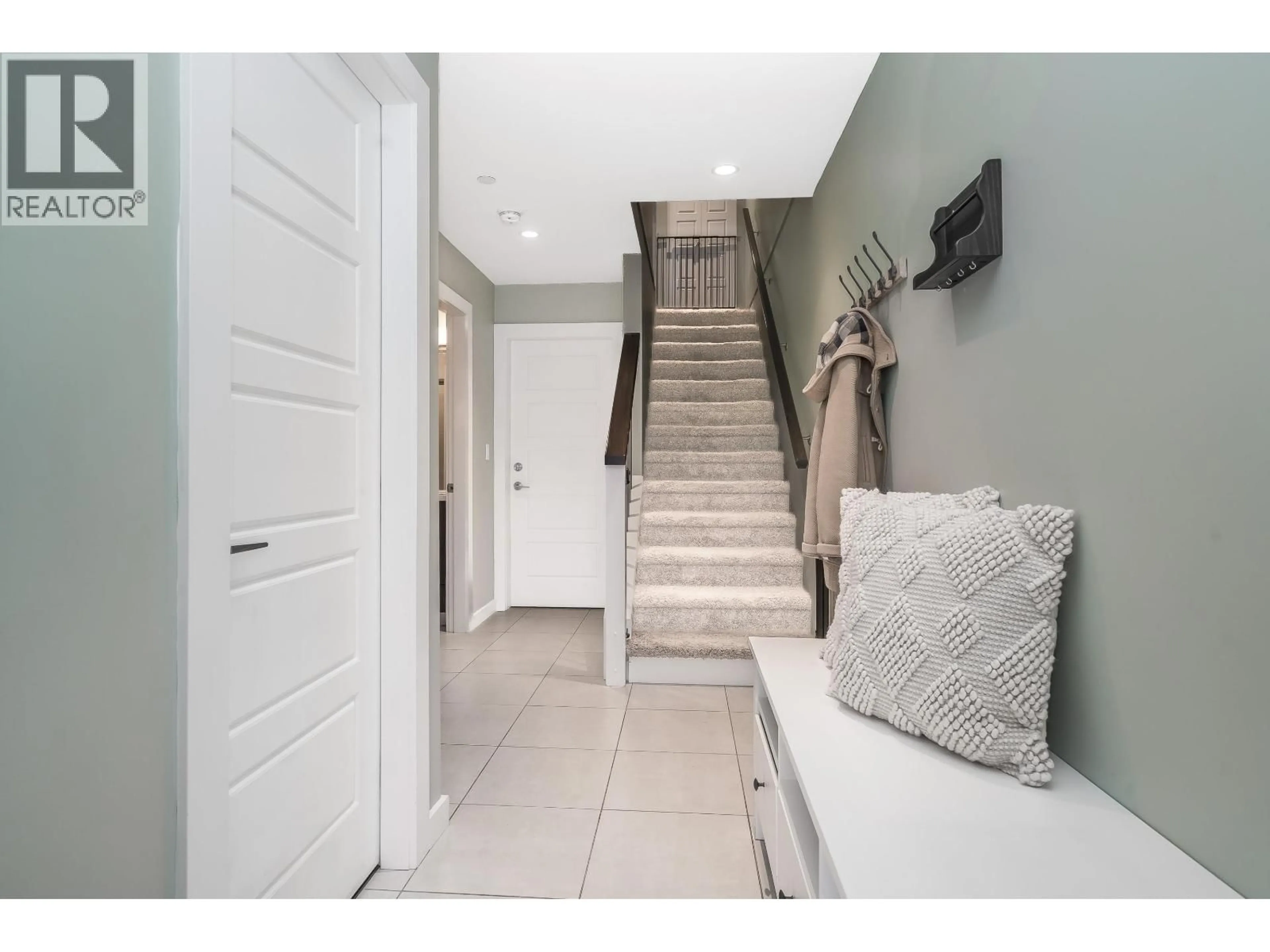 Indoor entryway for 4 - 22388 124 AVENUE, Maple Ridge British Columbia V2X4J5