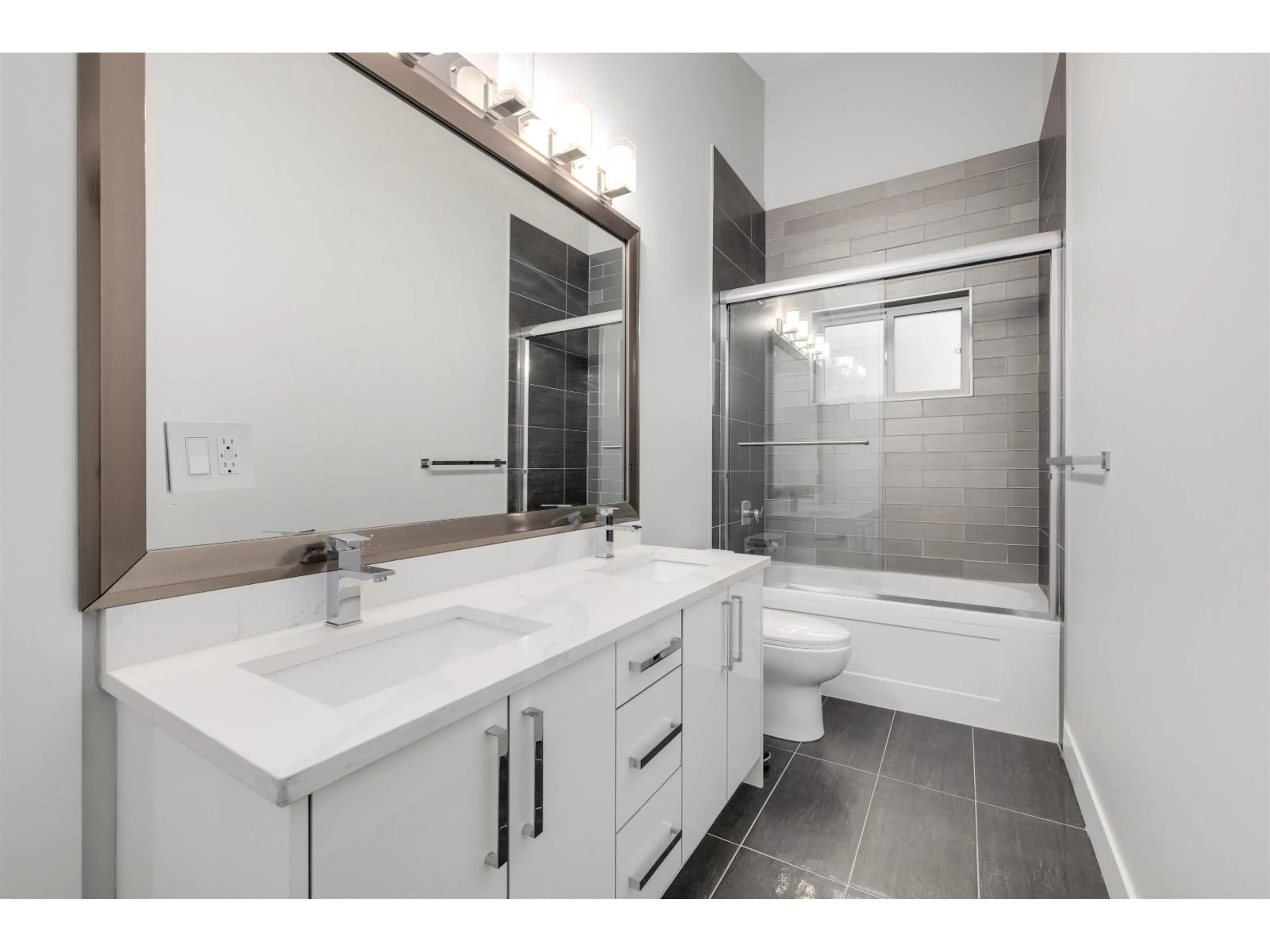 Contemporary bathroom, ceramic/tile floor for 2071 165 STREET, Surrey British Columbia V3Z0X6