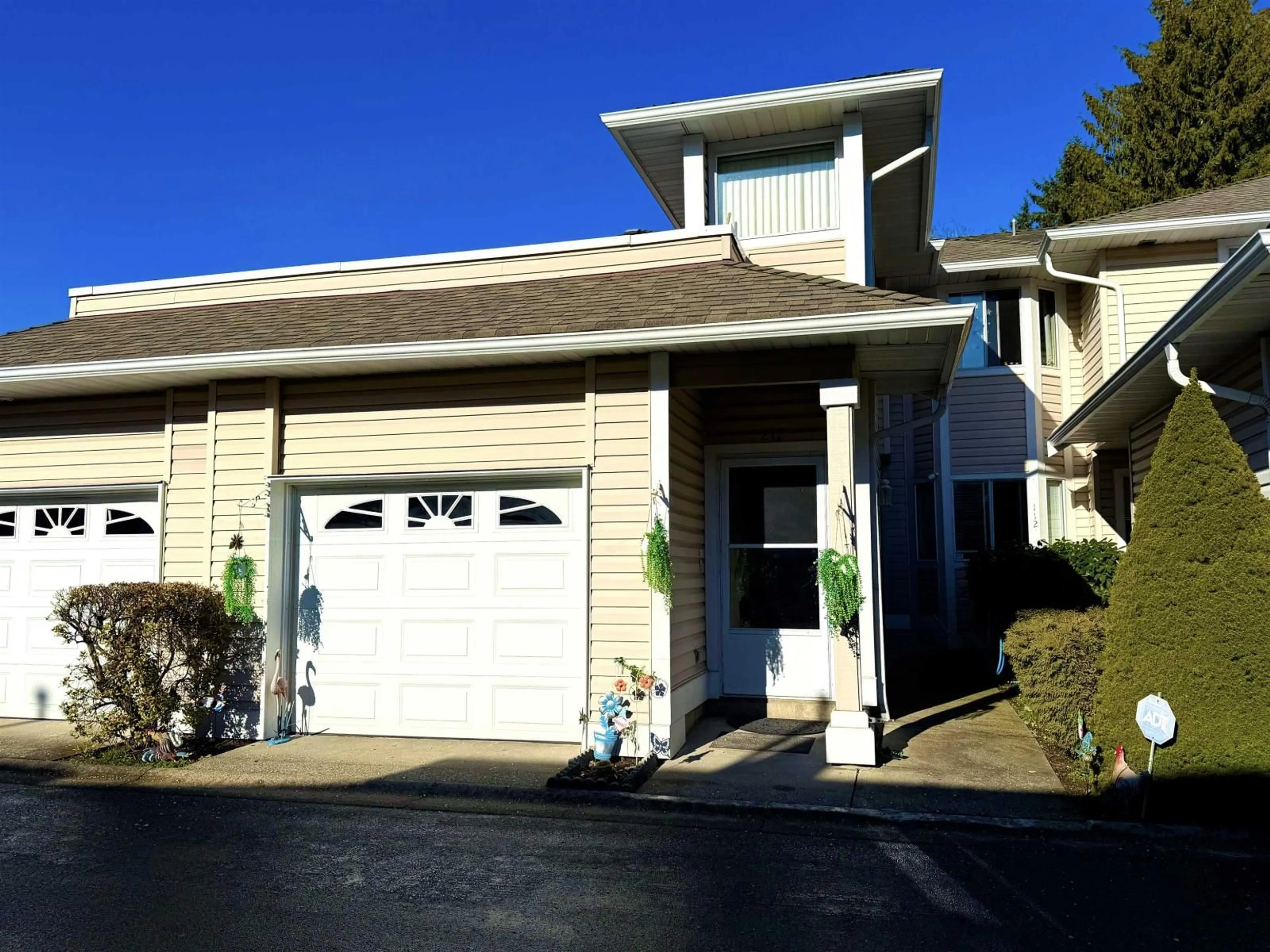 Home with vinyl exterior material, street for 212 - 9310 KING GEORGE HIGHWAY, Surrey British Columbia V3V5W3