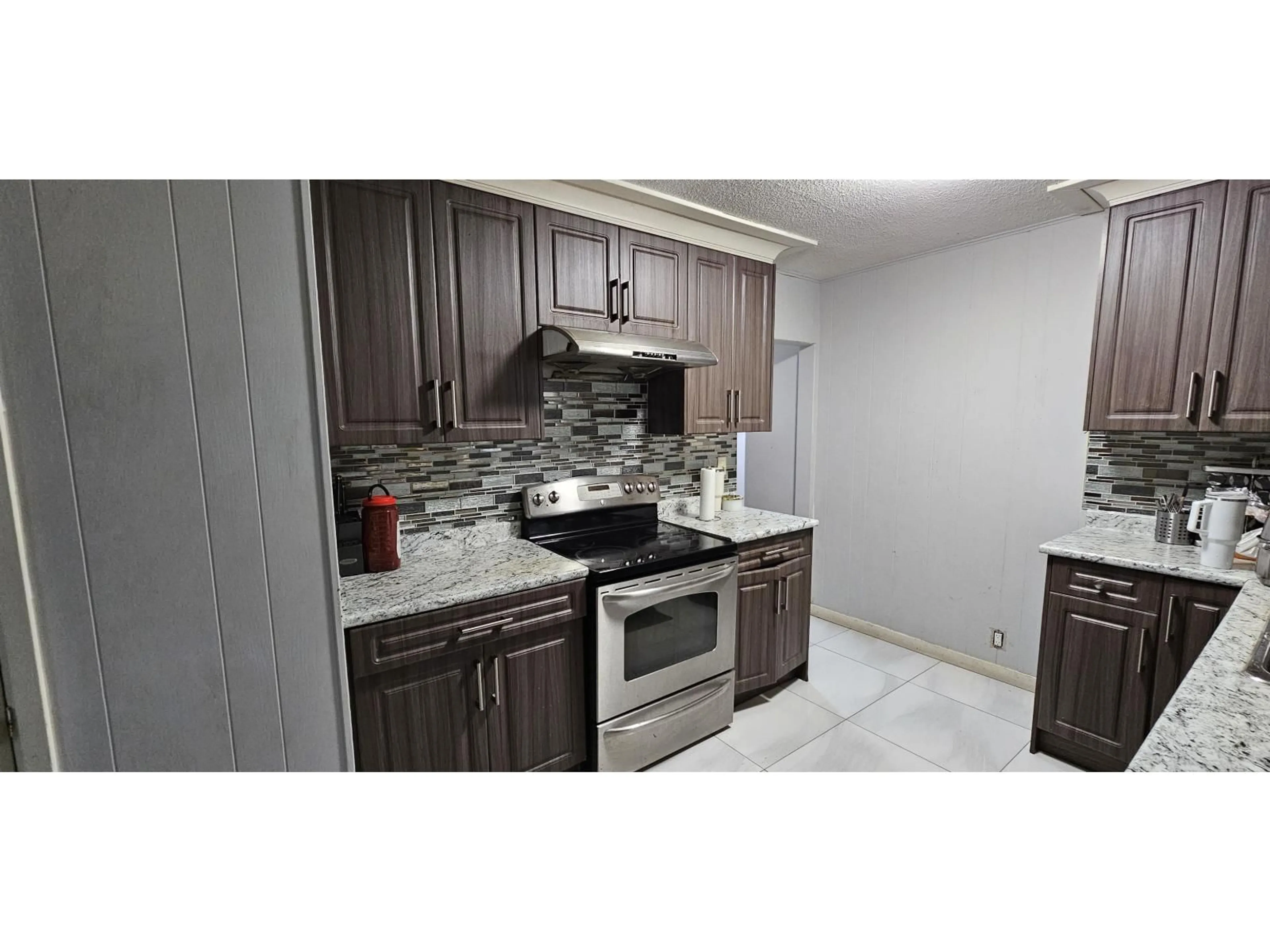 Standard kitchen, ceramic/tile floor for 11082 146A STREET, Surrey British Columbia V3R3V5