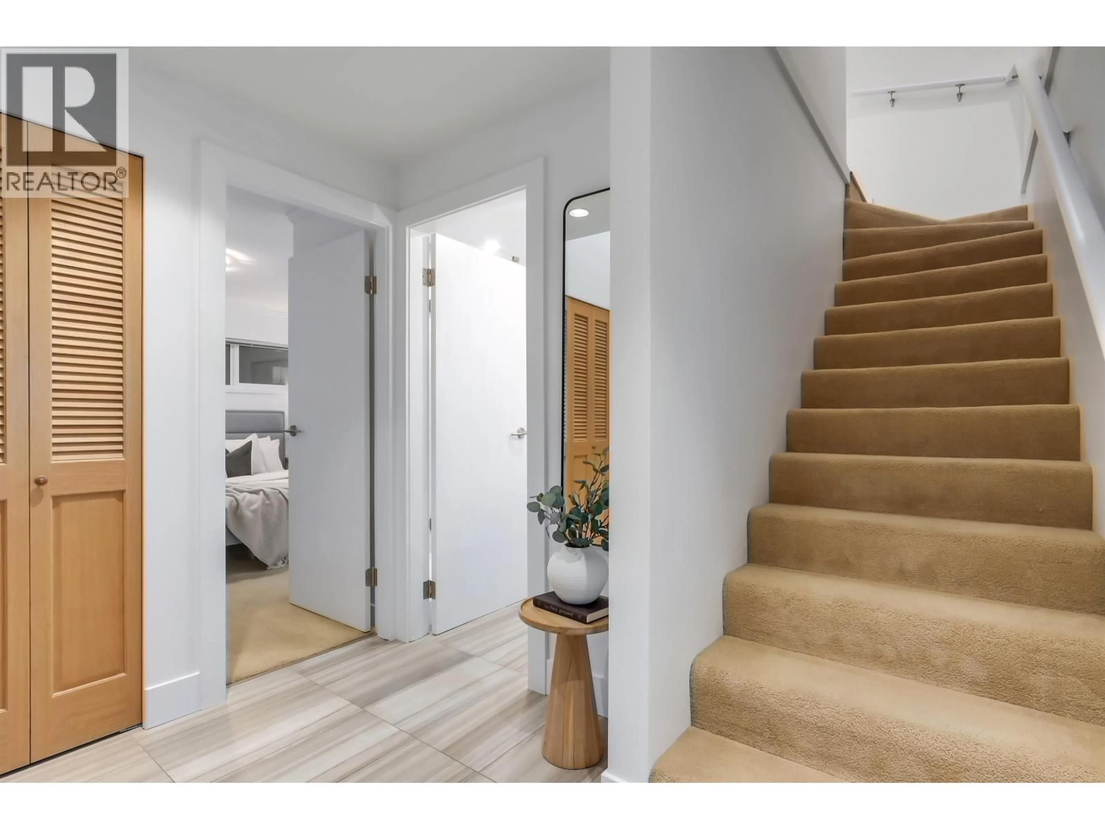 Indoor entryway for 2564 6TH AVENUE, Vancouver British Columbia V6K1W5