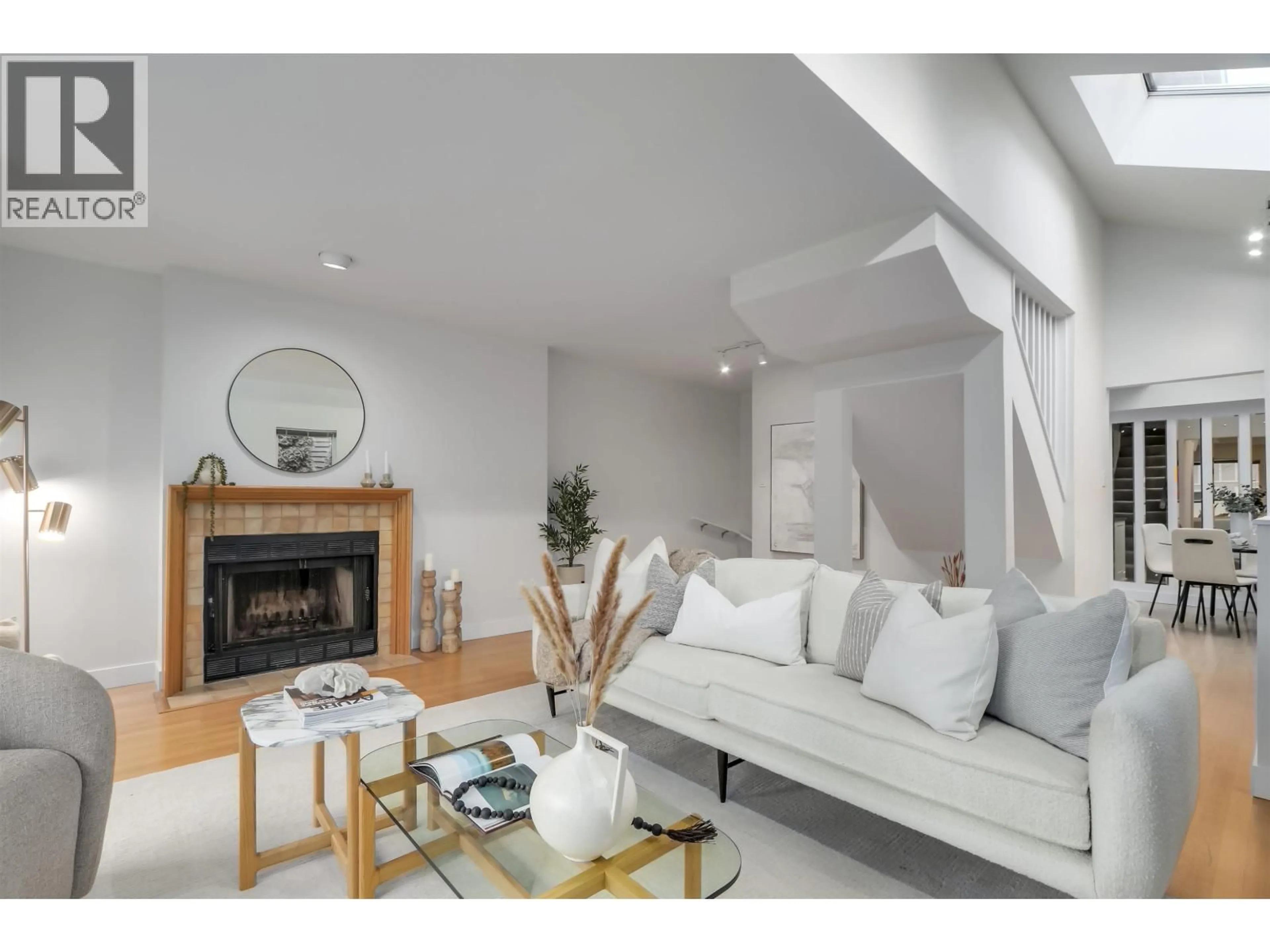 Living room with furniture, wood/laminate floor for 2564 6TH AVENUE, Vancouver British Columbia V6K1W5