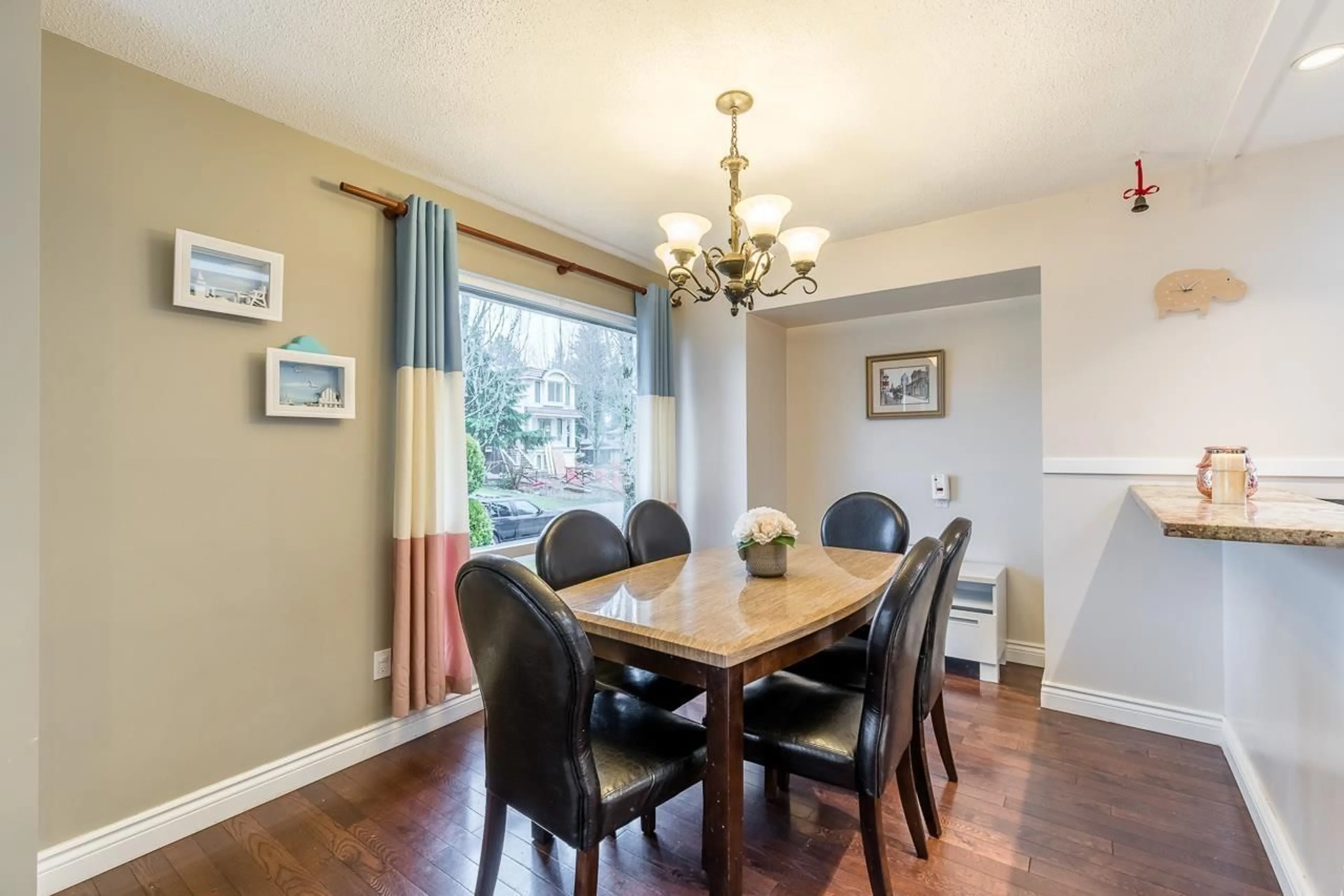 Dining room, wood/laminate floor for 14928 93A AVENUE, Surrey British Columbia V3R7A9