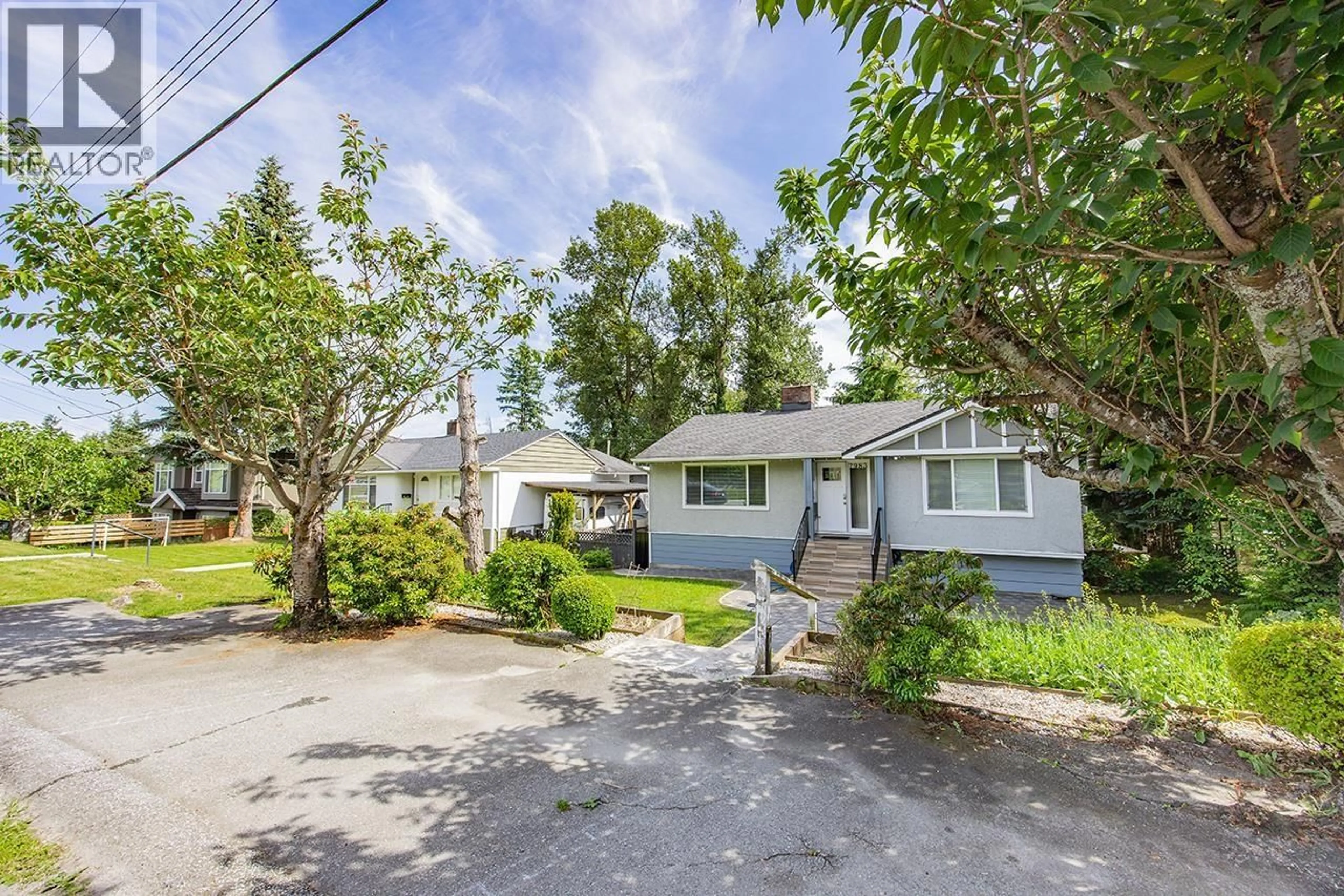 A pic from outside/outdoor area/front of a property/back of a property/a pic from drone, street for 7983 SUNCREST DRIVE, Burnaby British Columbia V5J3N4