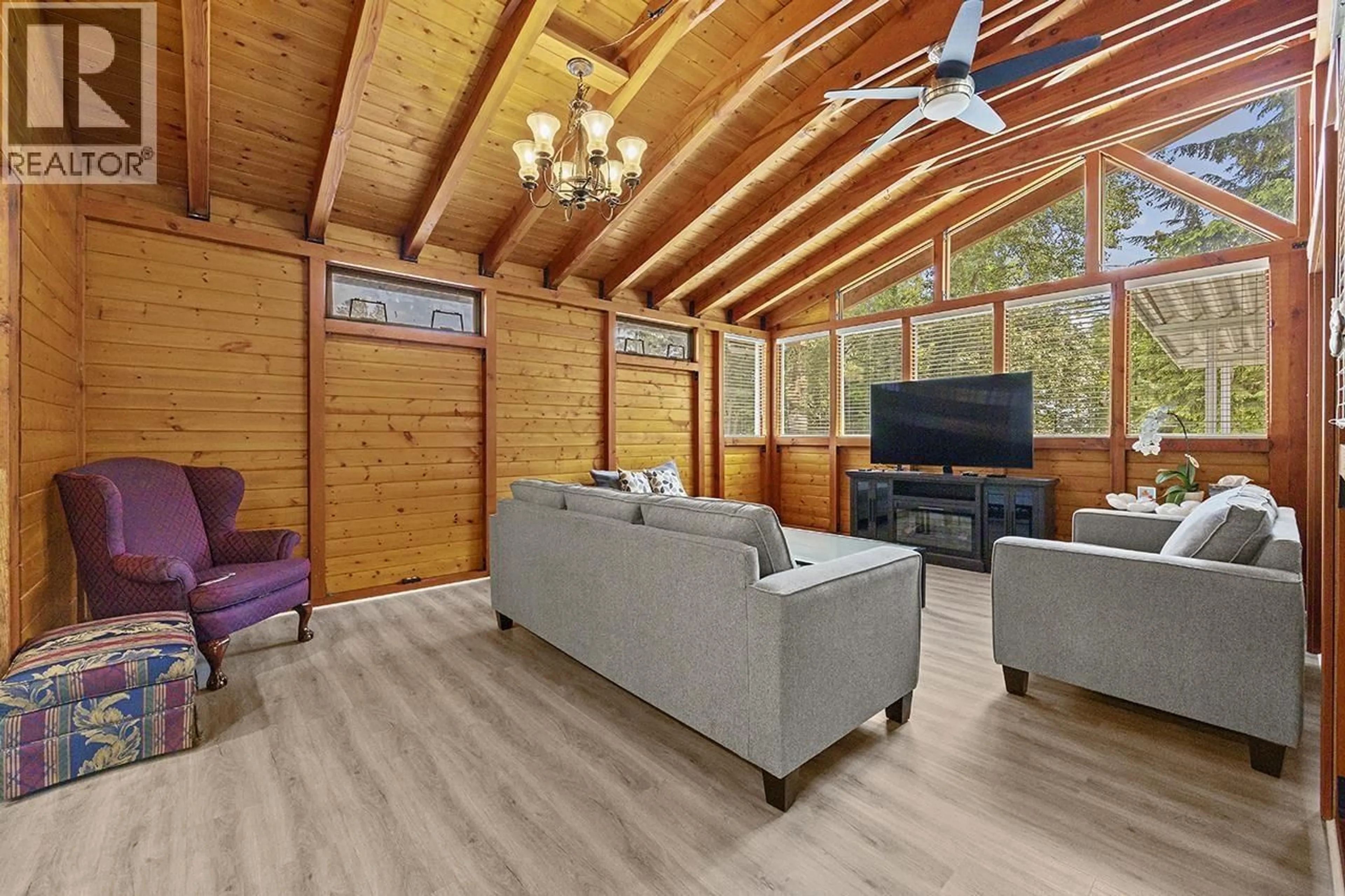 Living room with furniture, wood/laminate floor for 7983 SUNCREST DRIVE, Burnaby British Columbia V5J3N4