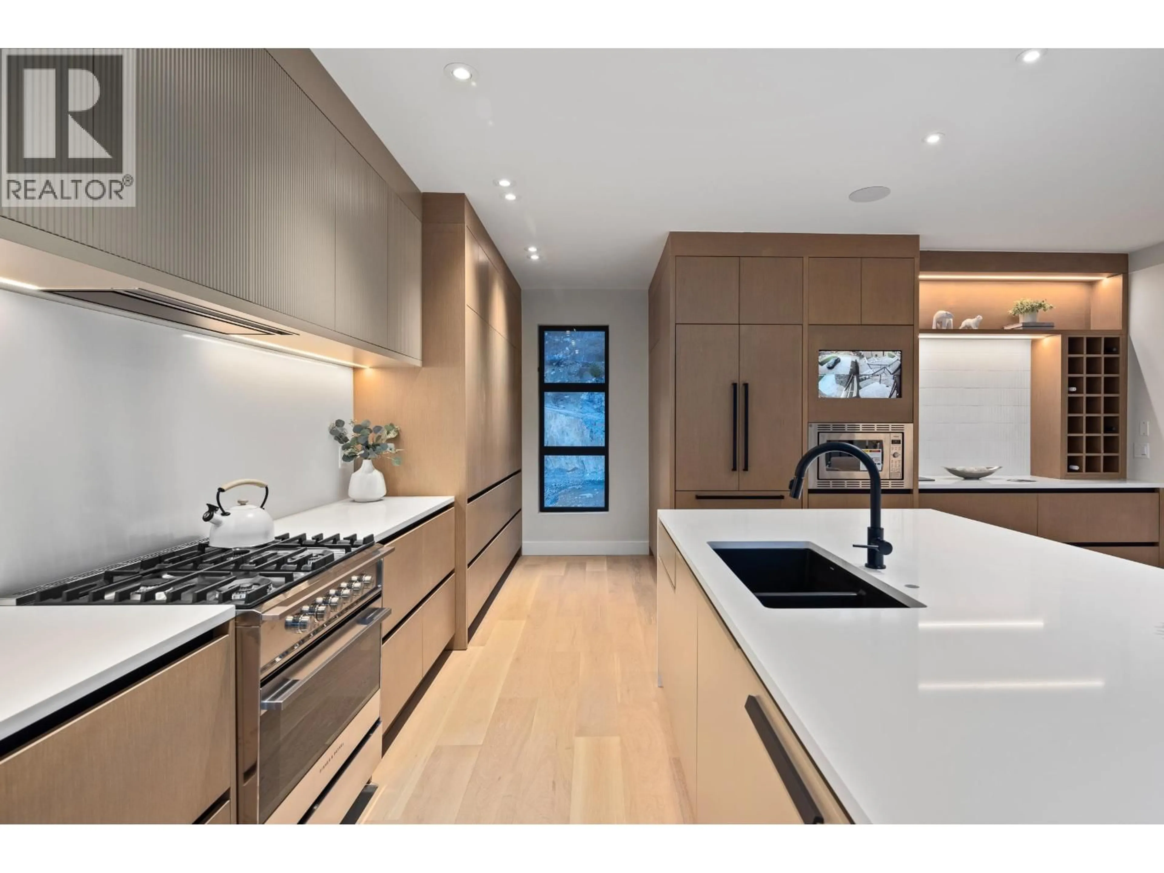 Contemporary kitchen, unknown for 7683 CERULEAN DRIVE, Pemberton British Columbia V0N2L3
