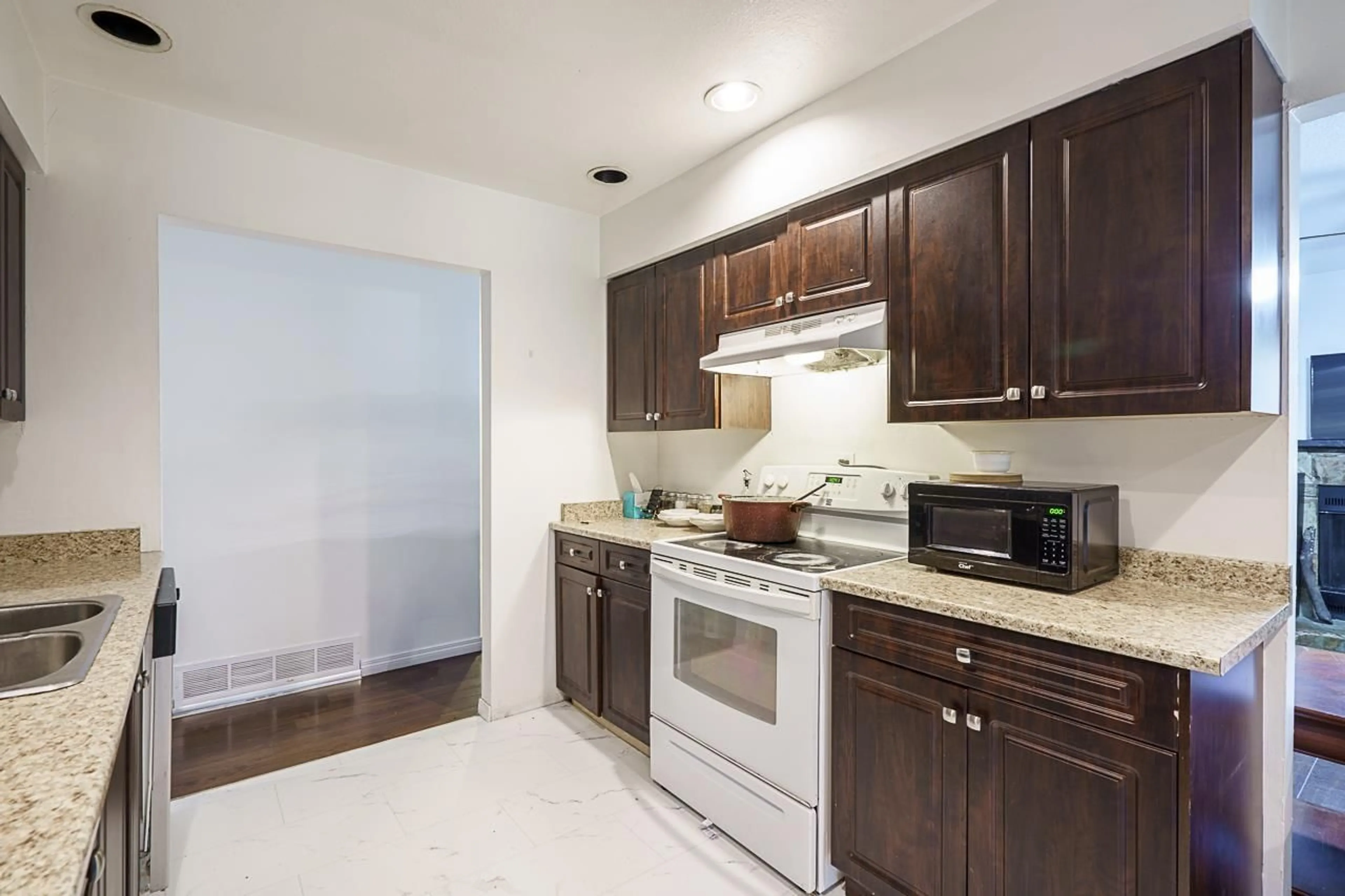 Standard kitchen, unknown for 14860 89 AVENUE, Surrey British Columbia V3R7C4