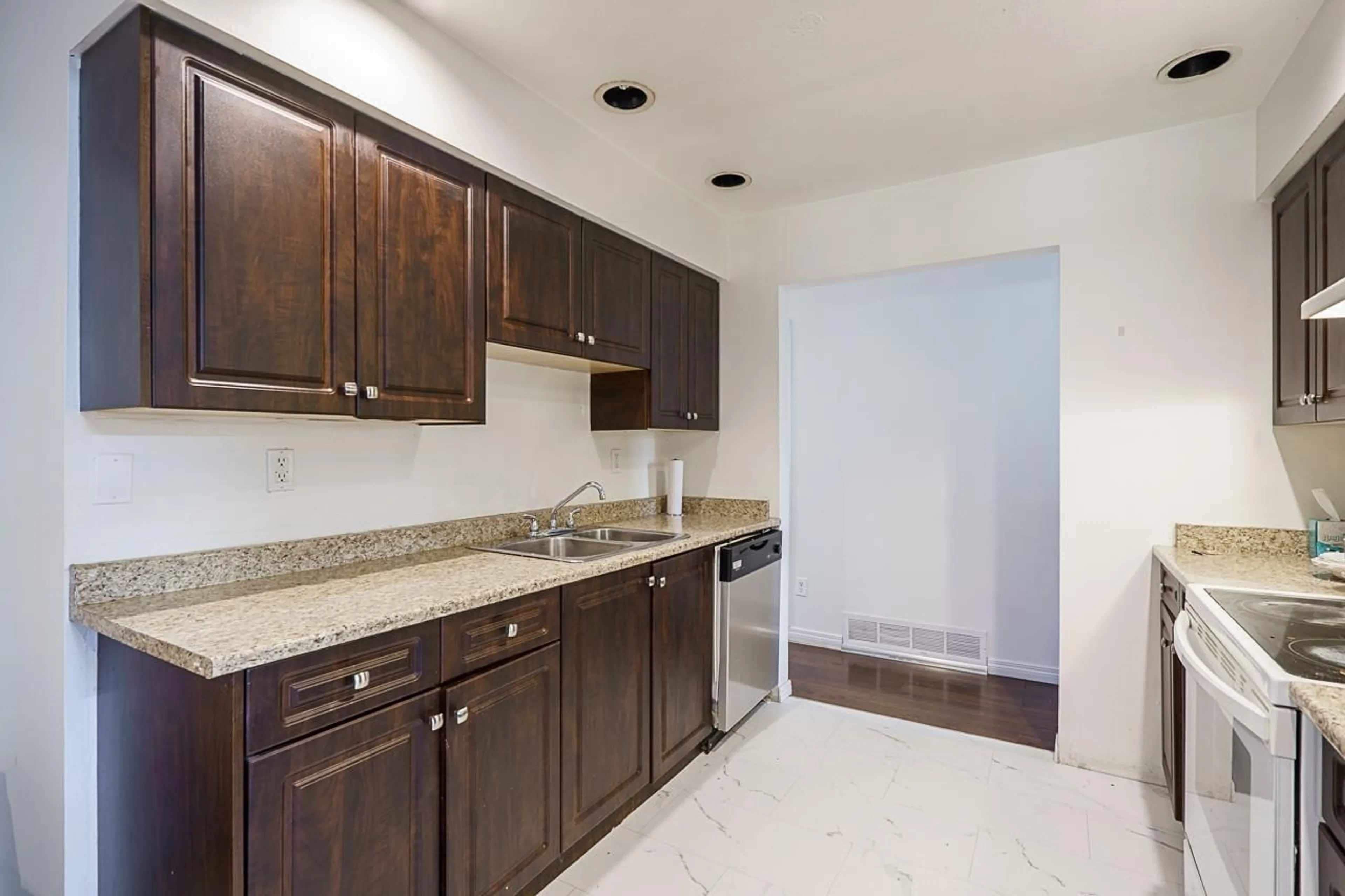 Standard kitchen, ceramic/tile floor for 14860 89 AVENUE, Surrey British Columbia V3R7C4