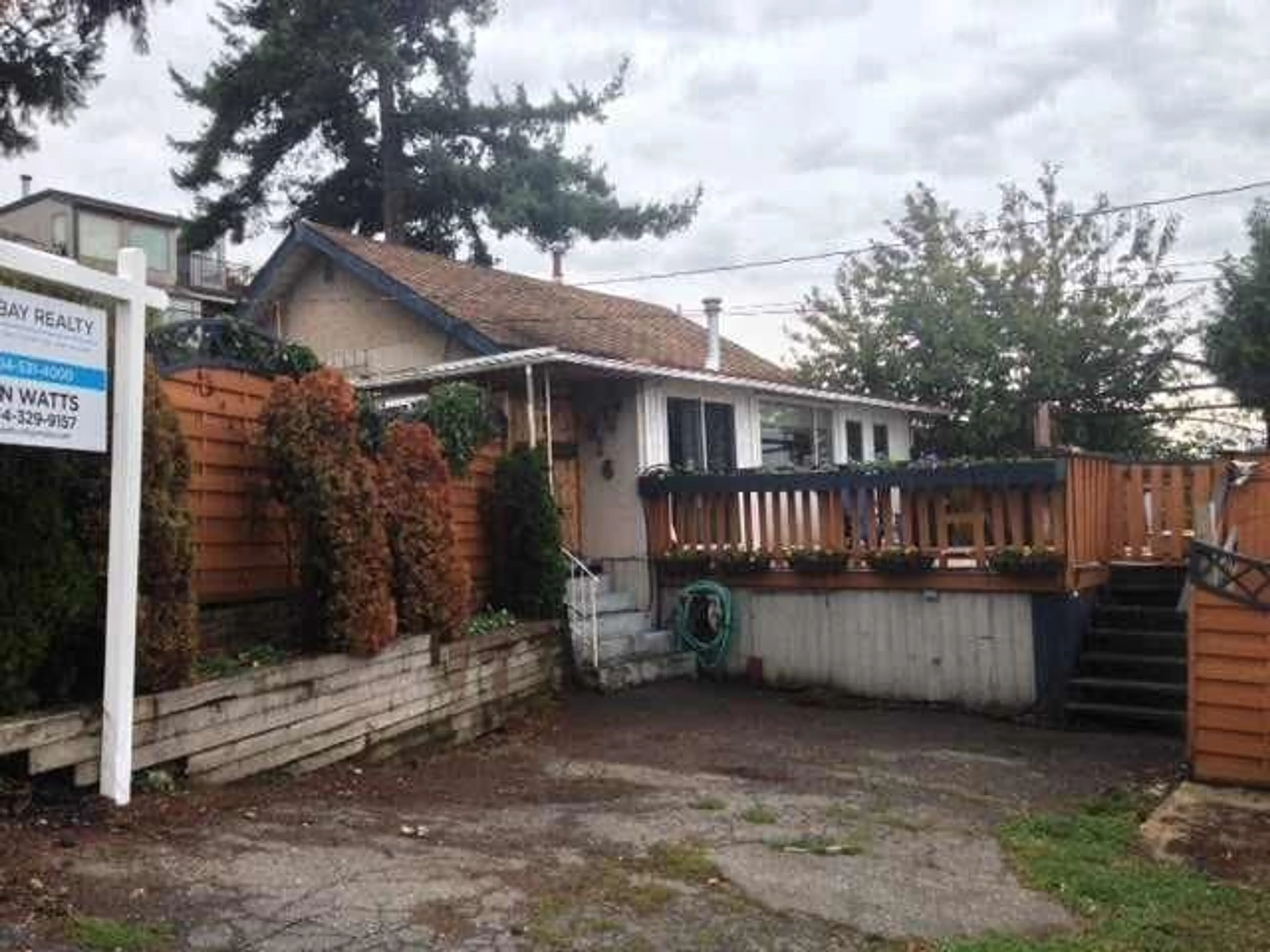 A pic from outside/outdoor area/front of a property/back of a property/a pic from drone, street for 916 BALSAM STREET, White Rock British Columbia V4B4H9