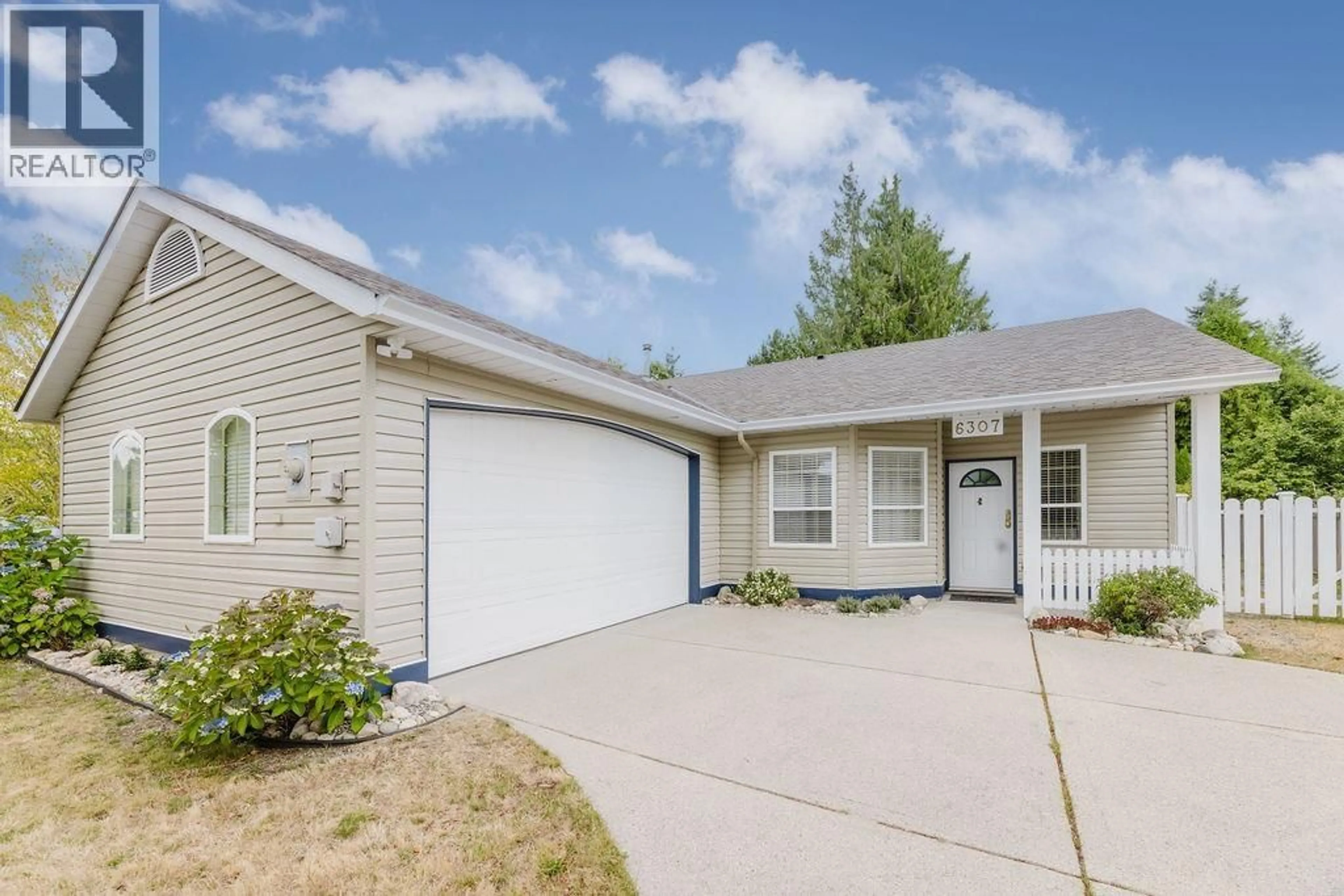 Home with vinyl exterior material, street for 6307 HOMESTEAD AVENUE, Sechelt British Columbia V7Z0M6