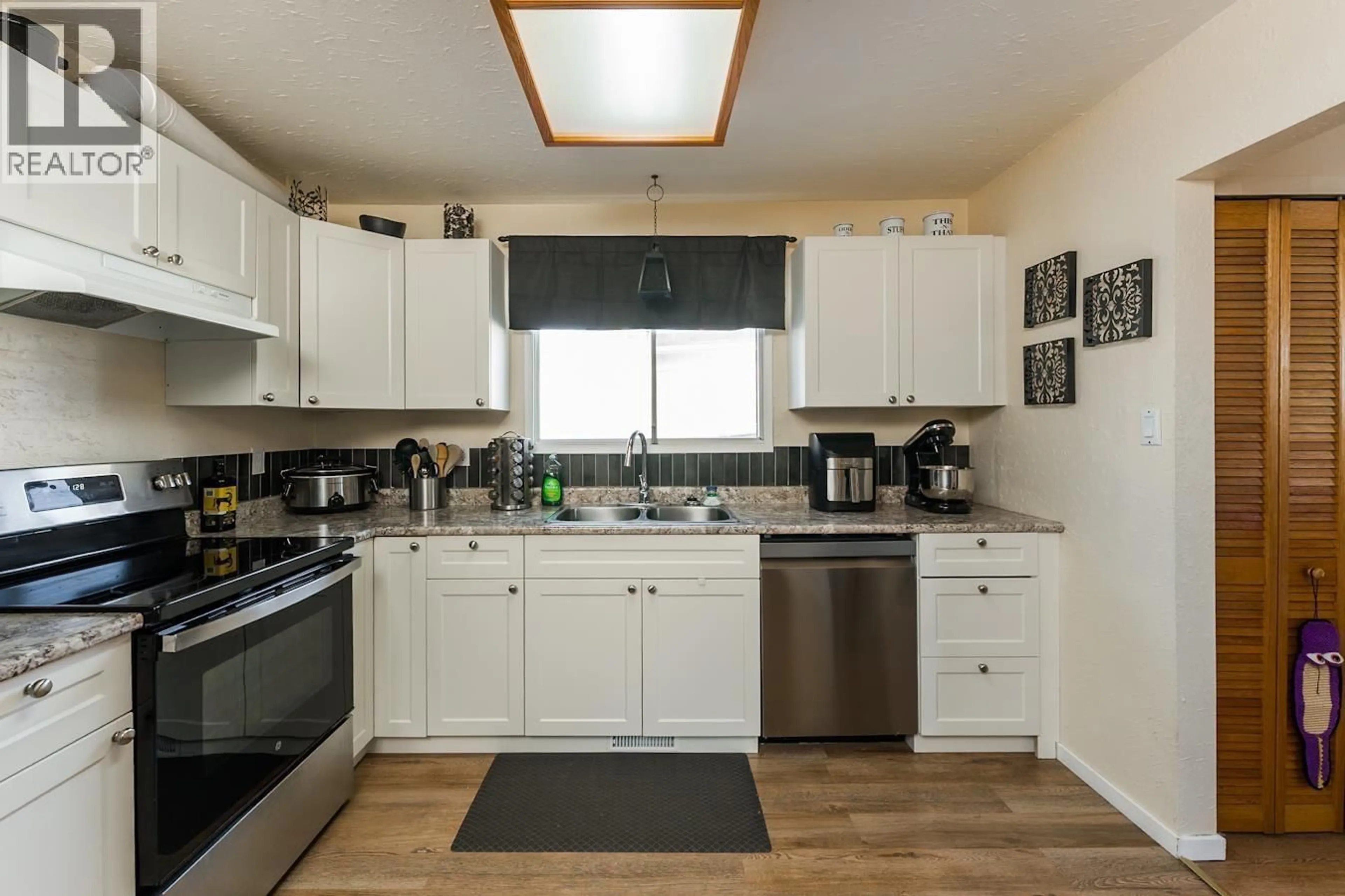 Standard kitchen, unknown for 443 BRIGADE DRIVE, Prince George British Columbia V2M4N7