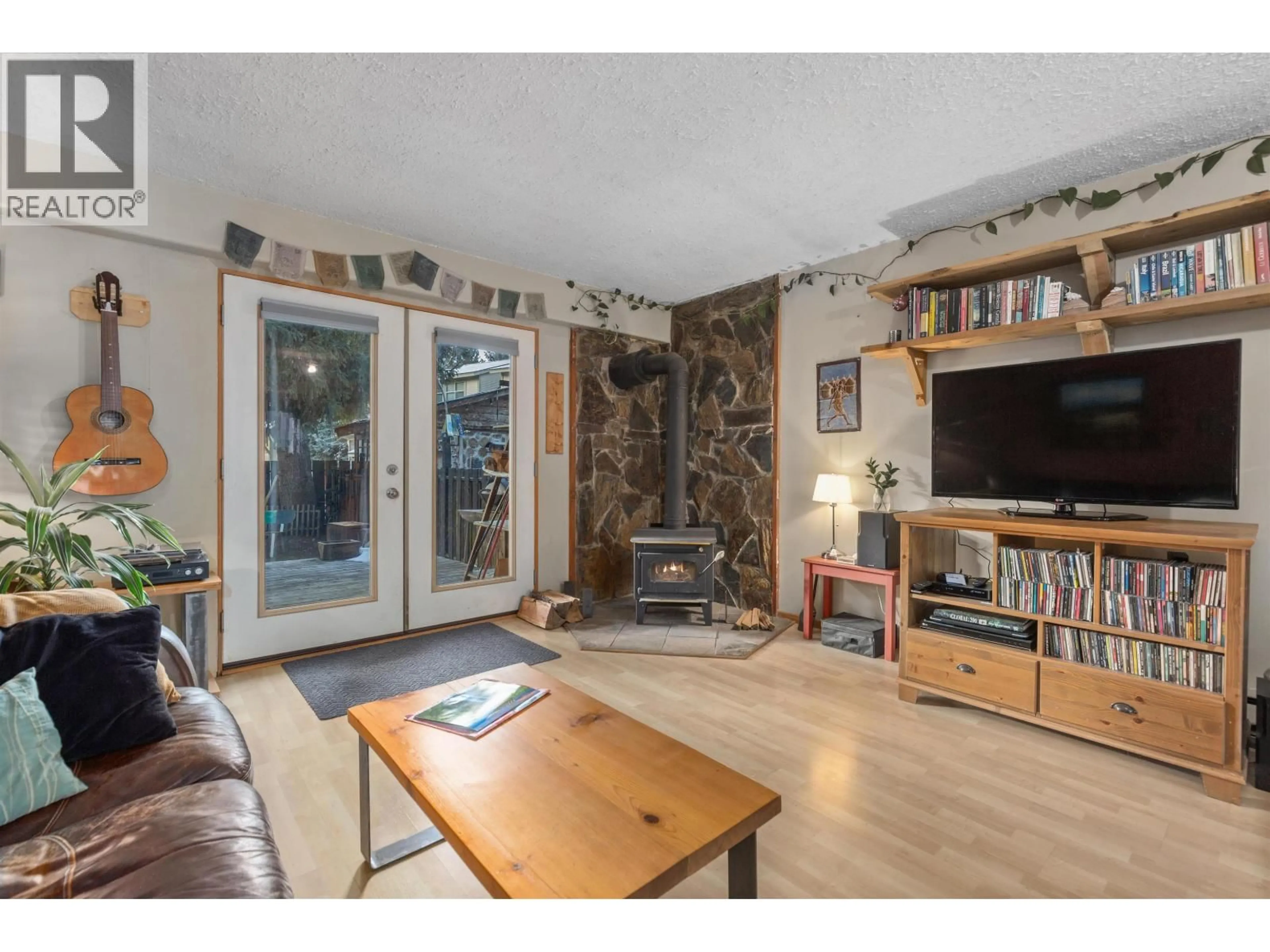 Living room with furniture, wood/laminate floor for 15 - 1470 LAUREL STREET, Pemberton British Columbia V0N2L1
