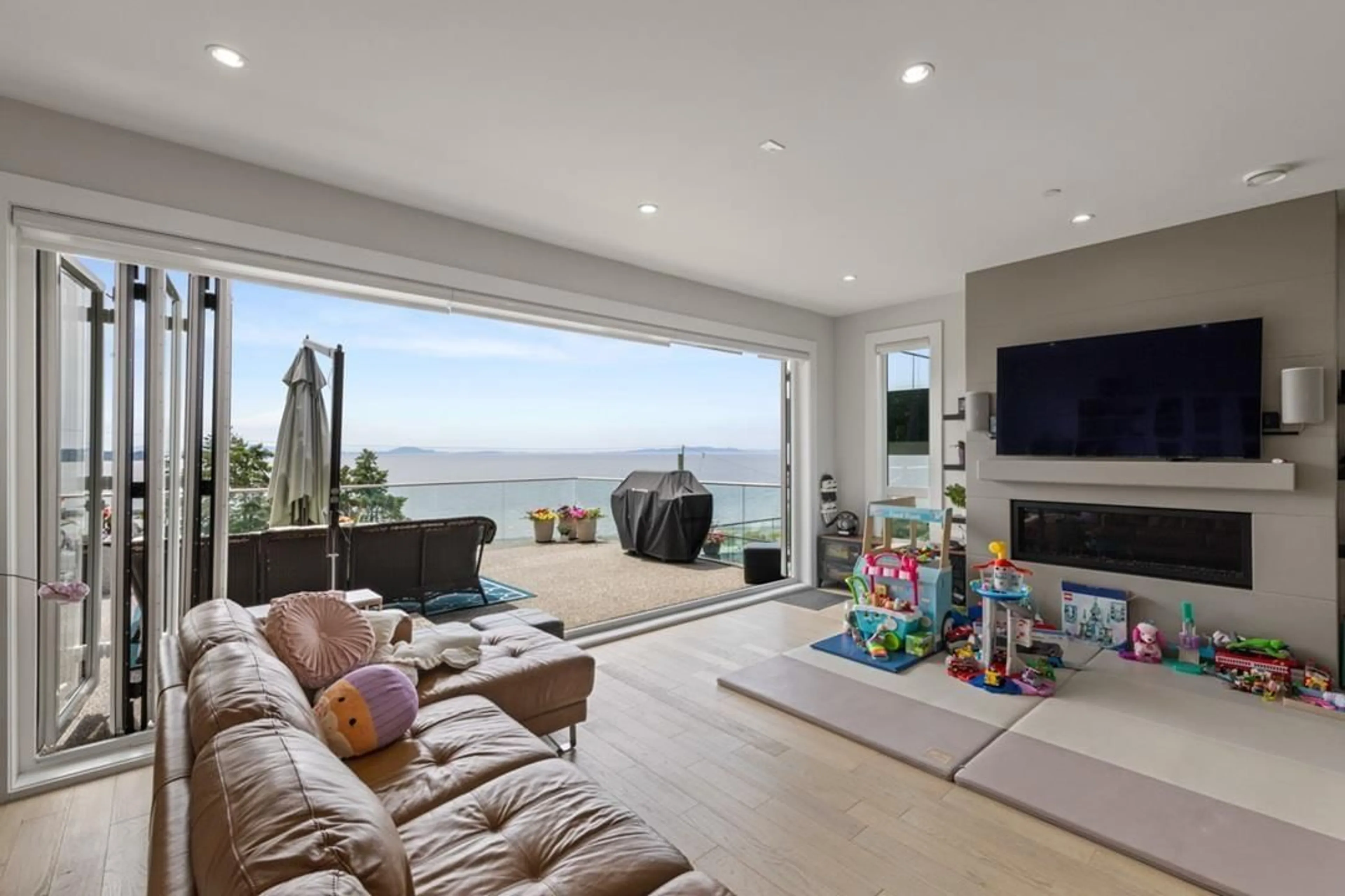 Living room with furniture, unknown for 14999 BLACKWOOD LANE, White Rock British Columbia V4B2A8