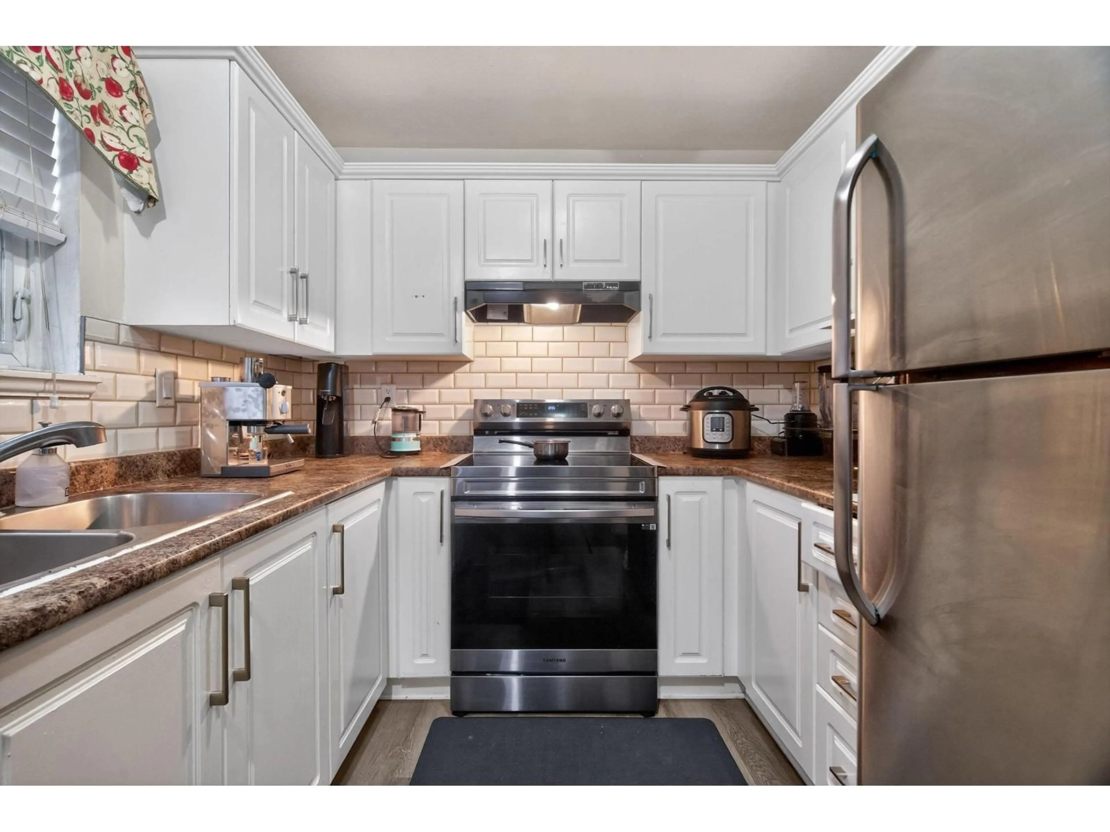 Standard kitchen, unknown for 107 - 8142 120A STREET, Surrey British Columbia V3W0N1