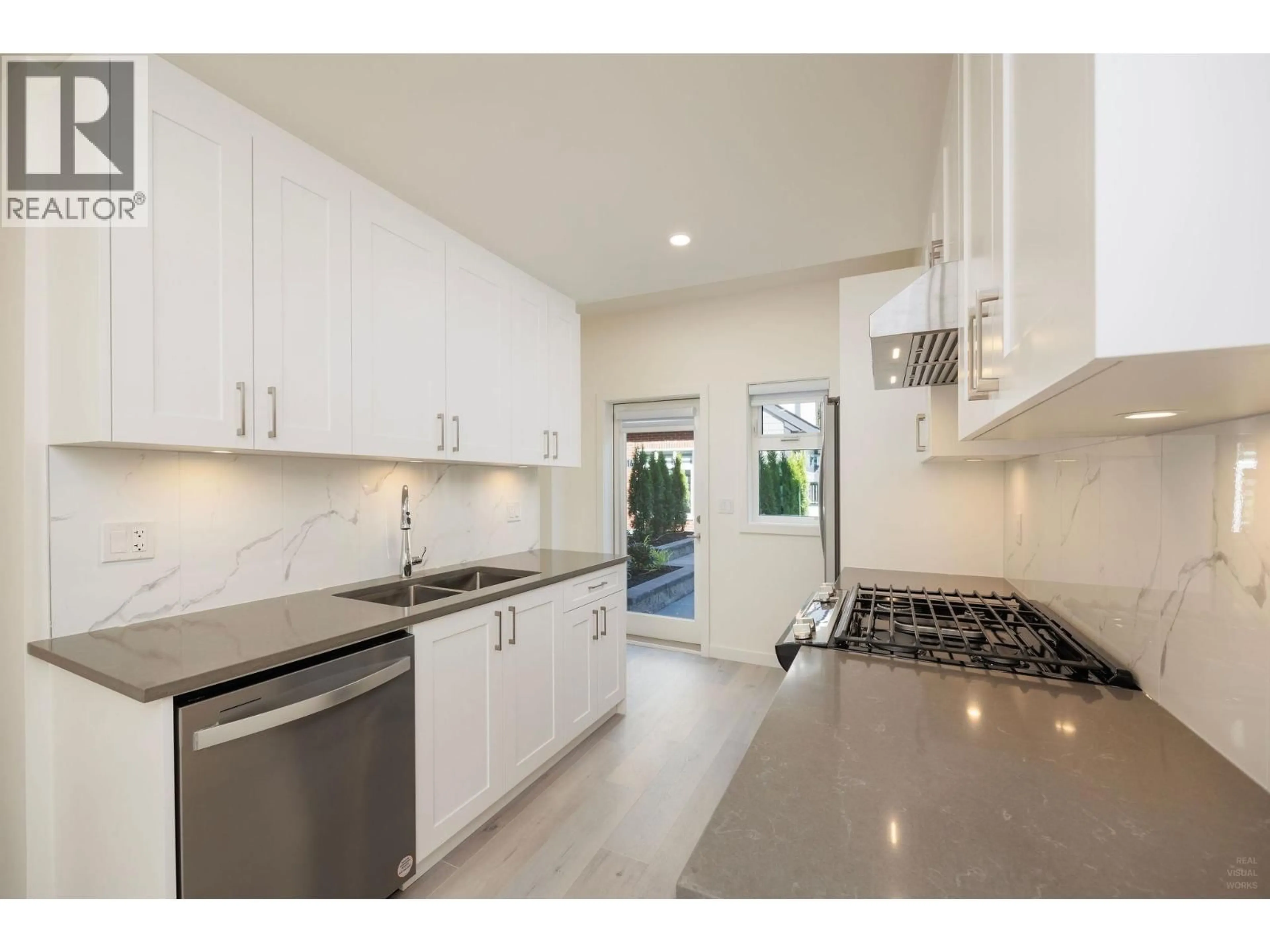 Open concept kitchen, ceramic/tile floor for 8 - 6929 BALMORAL STREET, Burnaby British Columbia V5E0C7