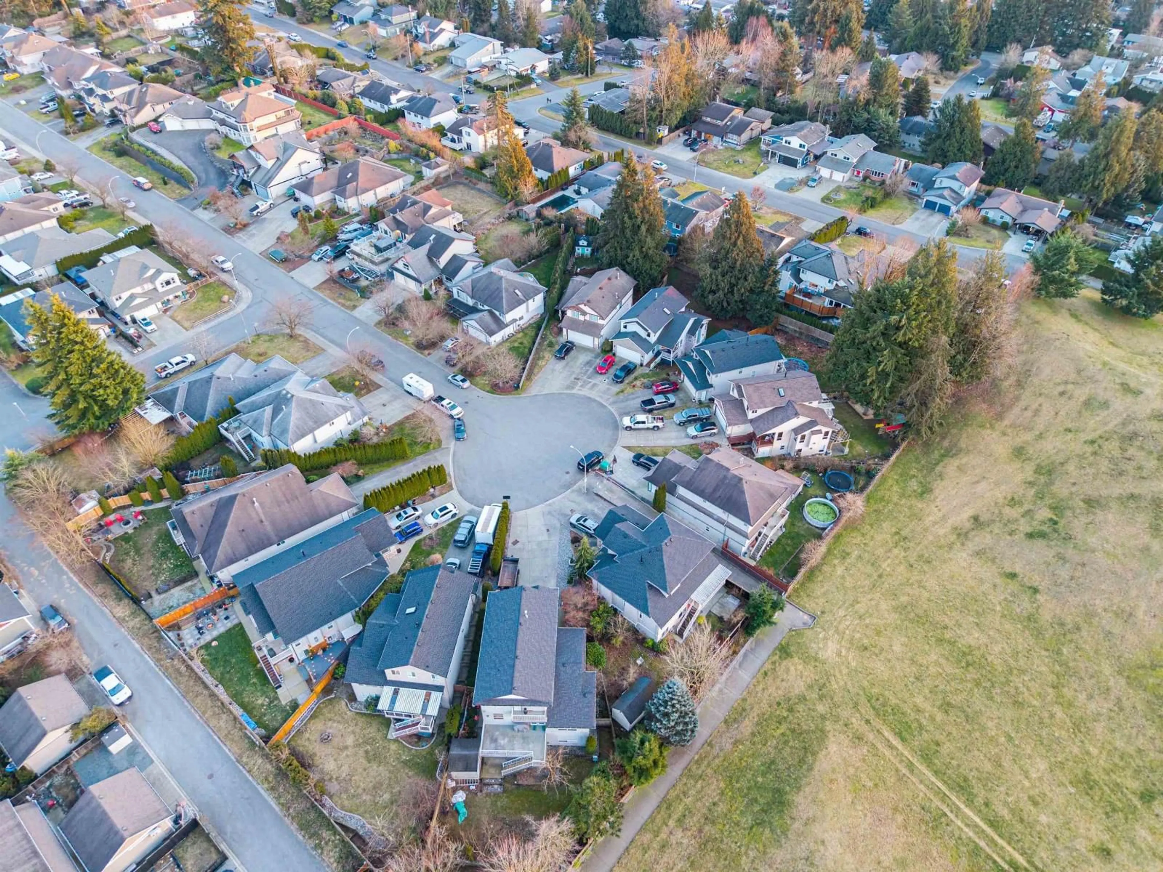 A pic from outside/outdoor area/front of a property/back of a property/a pic from drone, street for 32976 HAWTHORNE AVENUE, Mission British Columbia V2V7C3