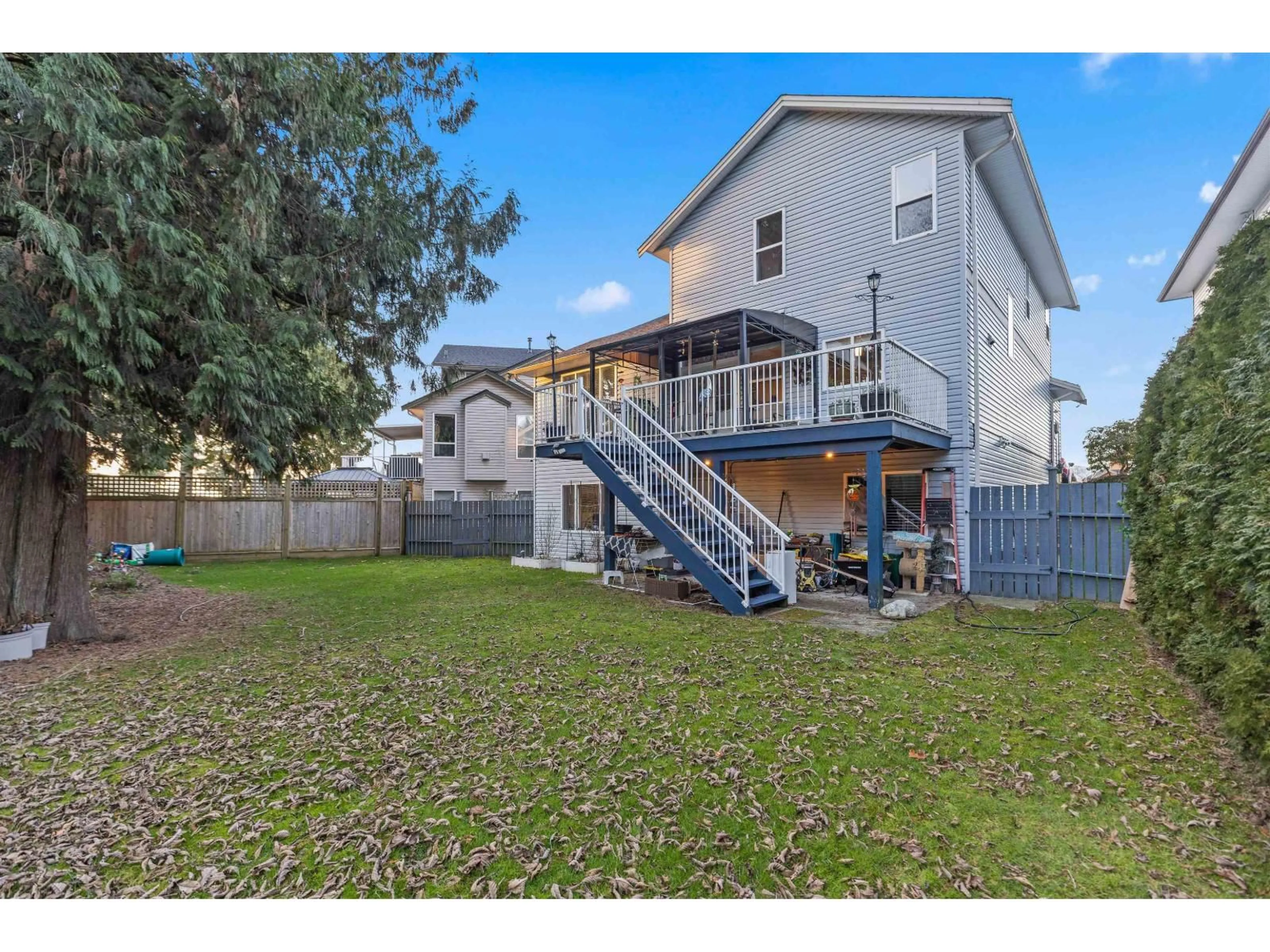 A pic from outside/outdoor area/front of a property/back of a property/a pic from drone, street for 32976 HAWTHORNE AVENUE, Mission British Columbia V2V7C3