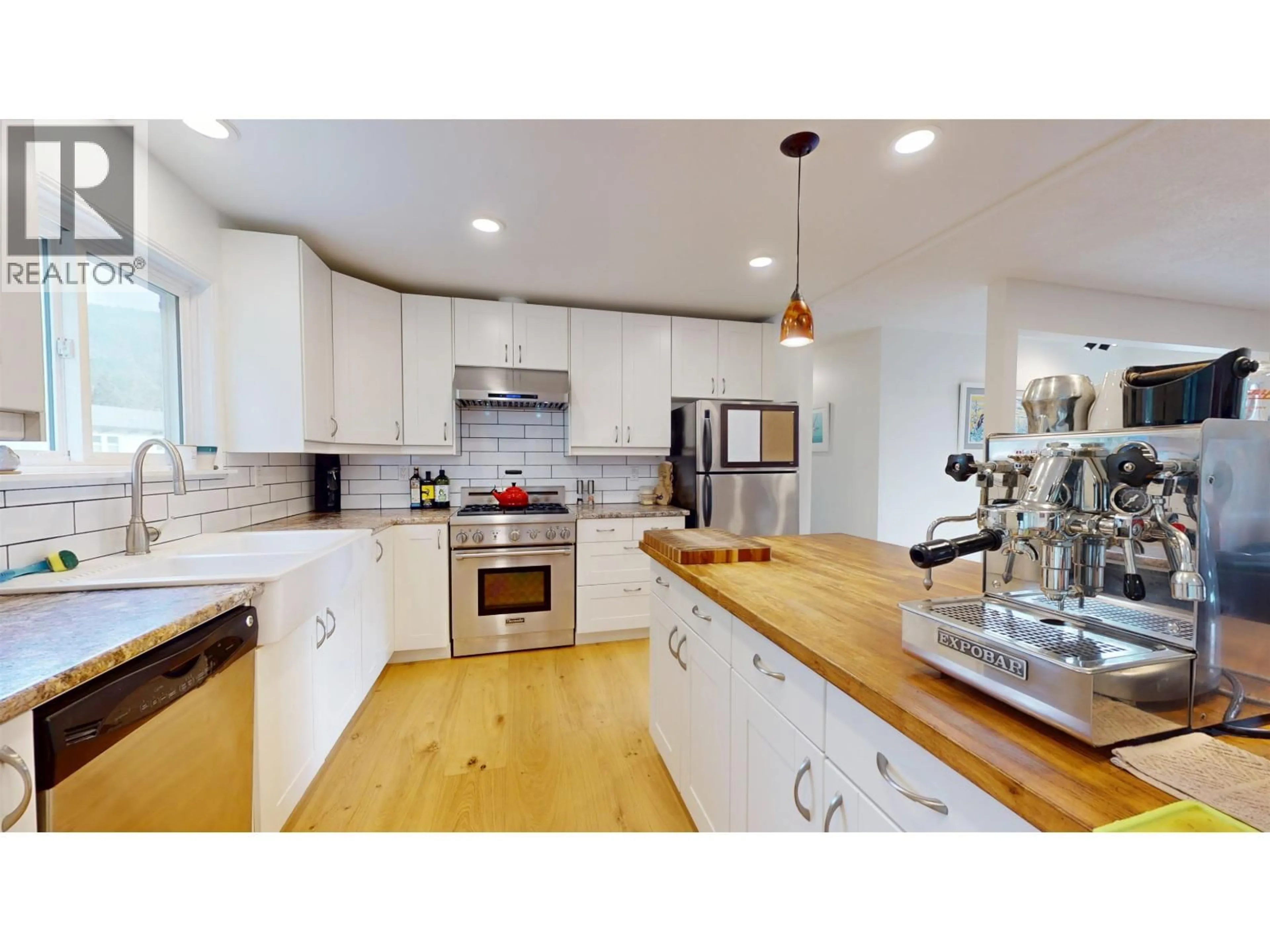 Open concept kitchen, wood/laminate floor for 1212 PARKWOOD PLACE, Squamish British Columbia V0N1H0