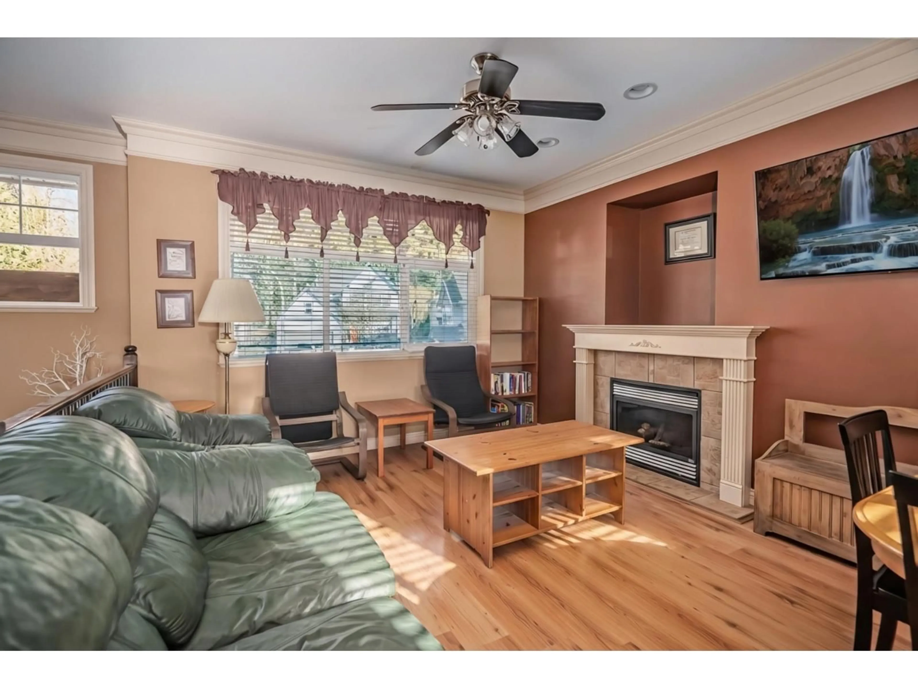 Living room with furniture, wood/laminate floor for 34740 FENMO PLACE, Mission British Columbia V2V7N6