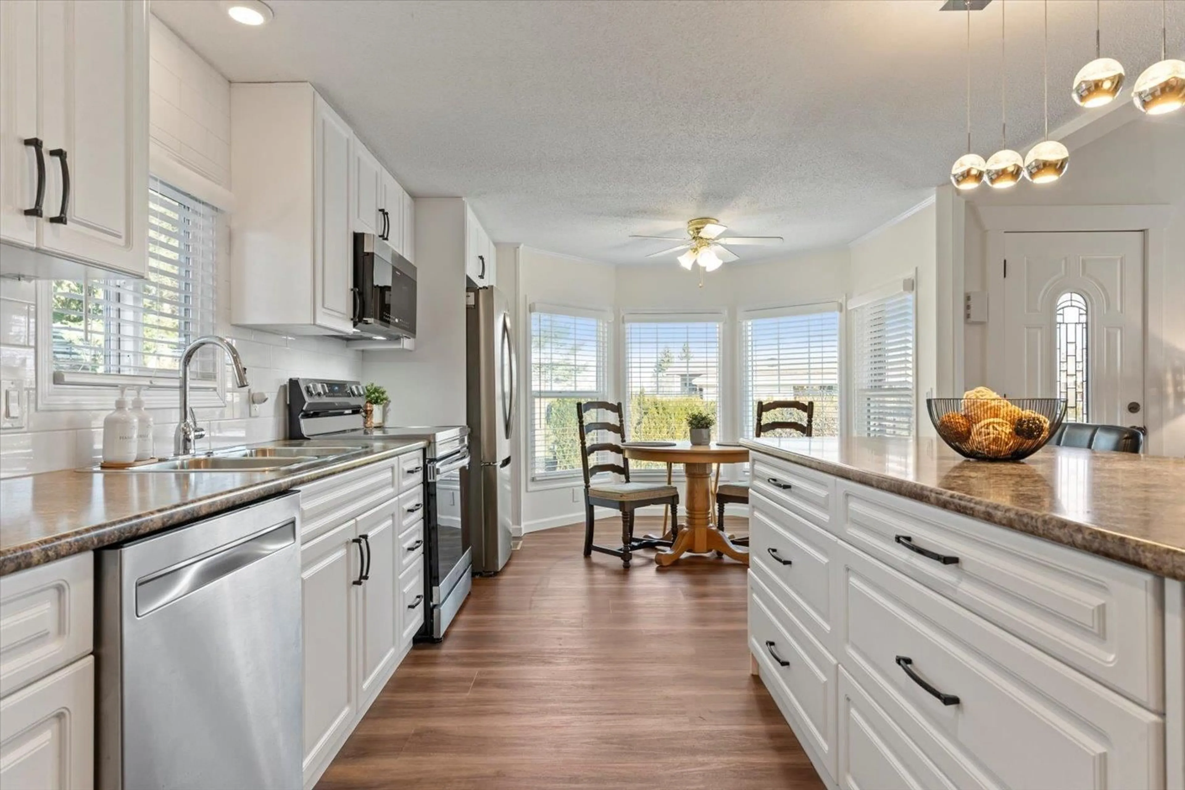 Open concept kitchen, ceramic/tile floor for 166 - 9055 ASHWELL ROAD, Chilliwack British Columbia V2P7S6