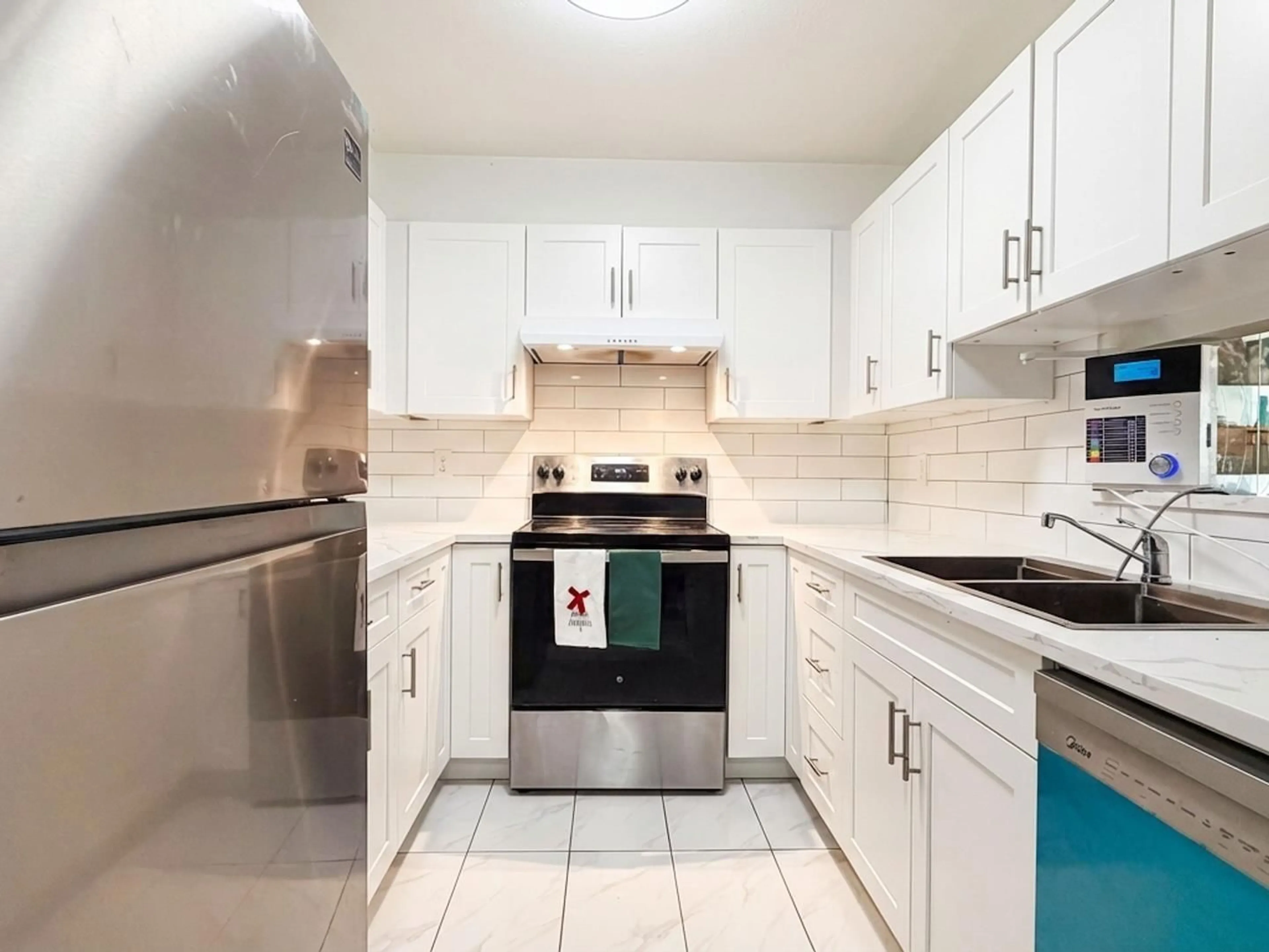 Standard kitchen, ceramic/tile floor for 307 - 9942 151 STREET, Surrey British Columbia V3R0V4