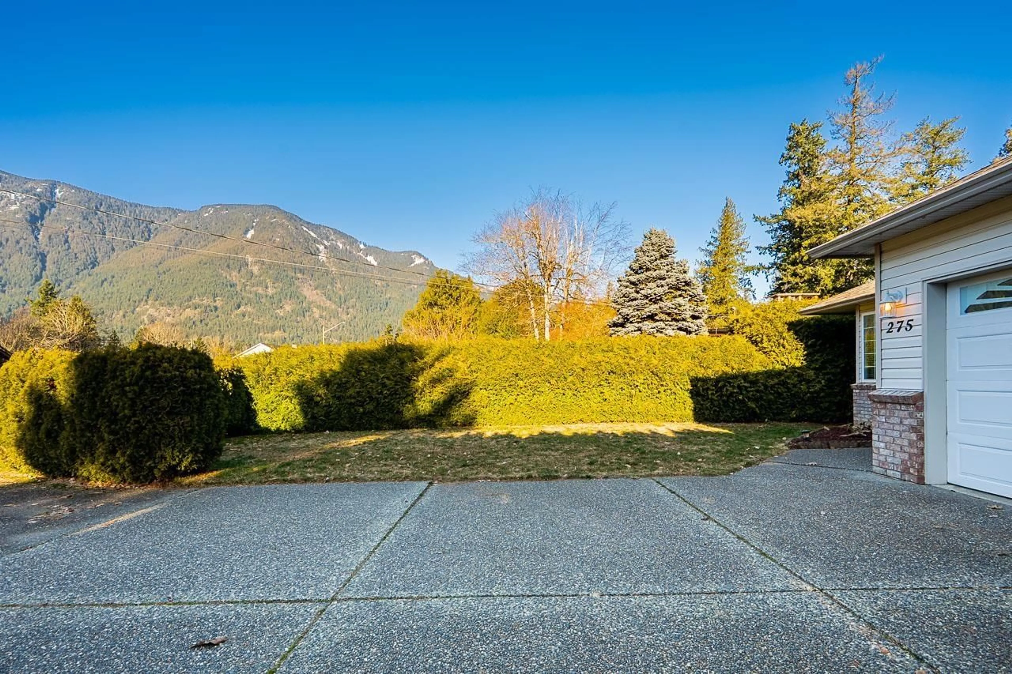 Patio, mountain view for 275 7TH AVENUE, Hope British Columbia V0X1L0