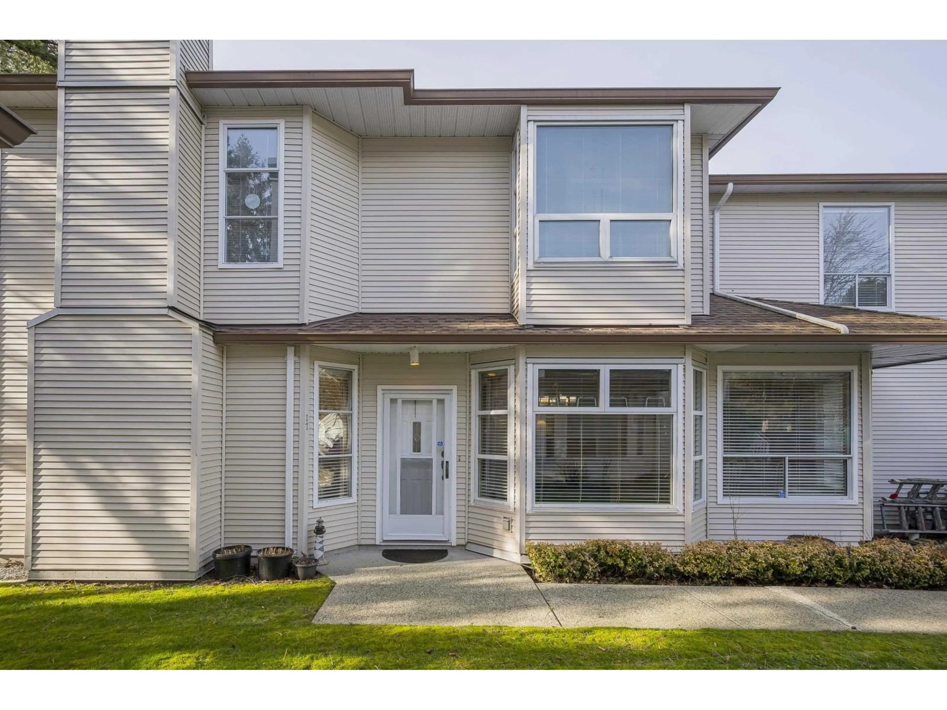 Home with vinyl exterior material, street for 17 - 10038 150 STREET, Surrey British Columbia V3R0M8