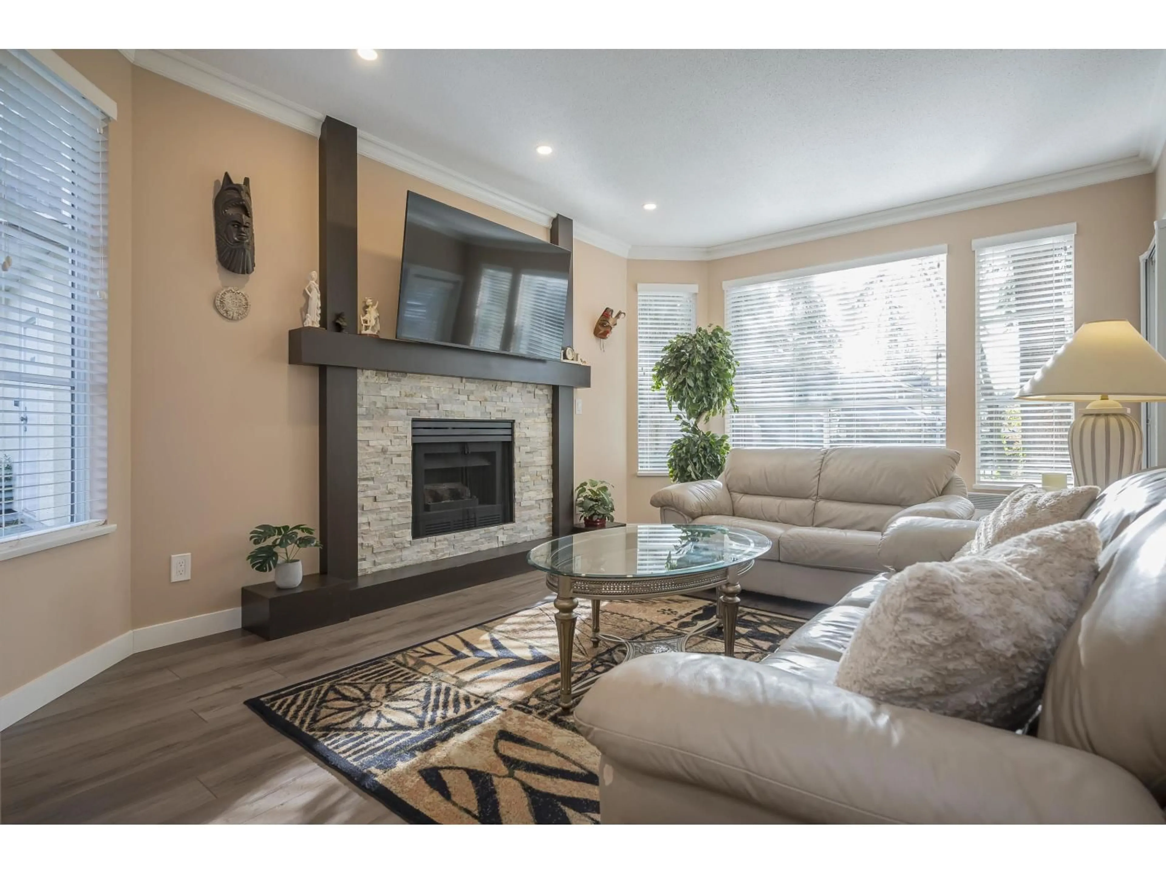 Living room with furniture, unknown for 17 - 10038 150 STREET, Surrey British Columbia V3R0M8