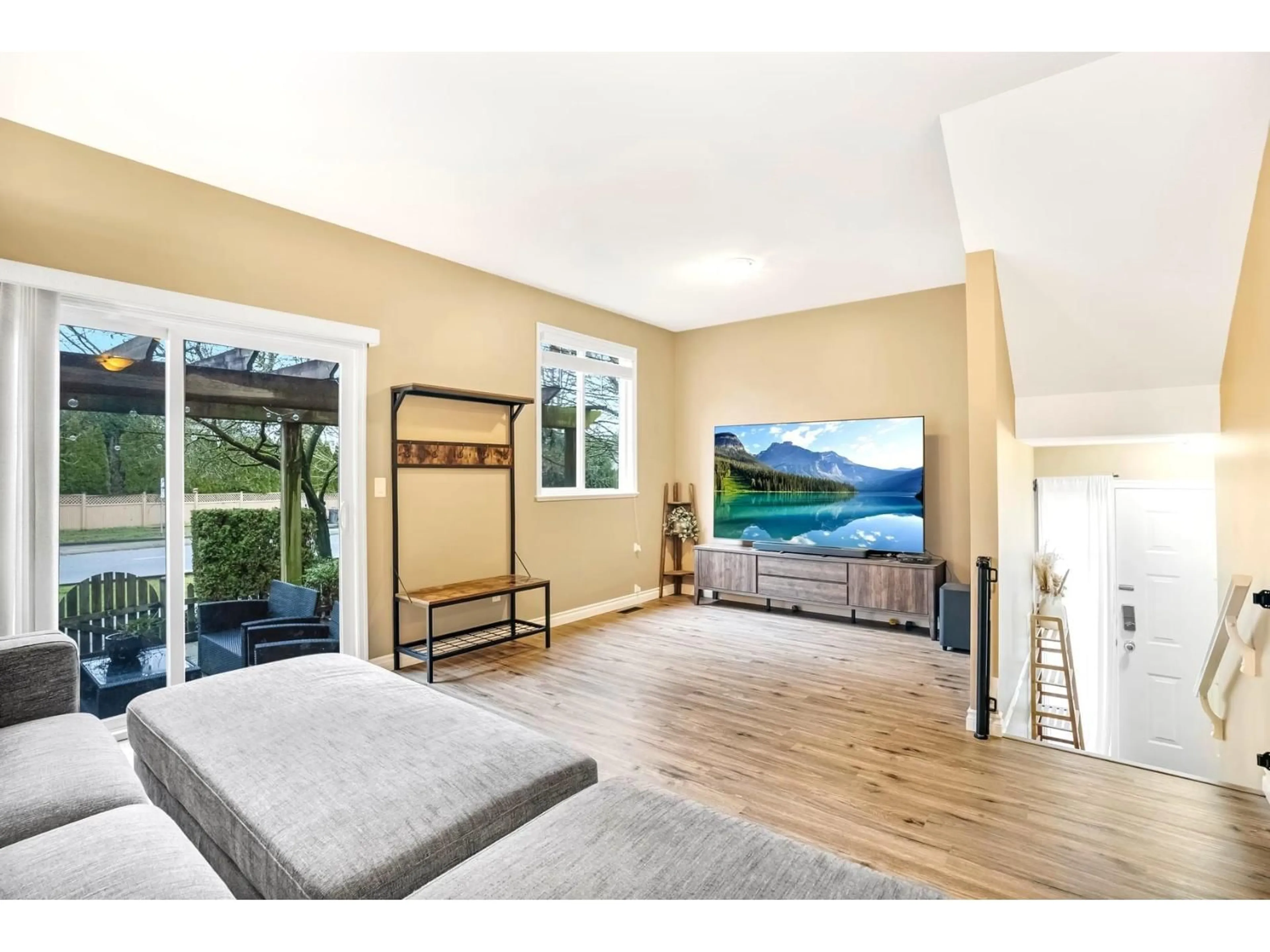 Living room with furniture, unknown for 5 - 6588 188 STREET, Surrey British Columbia V3S1Z6