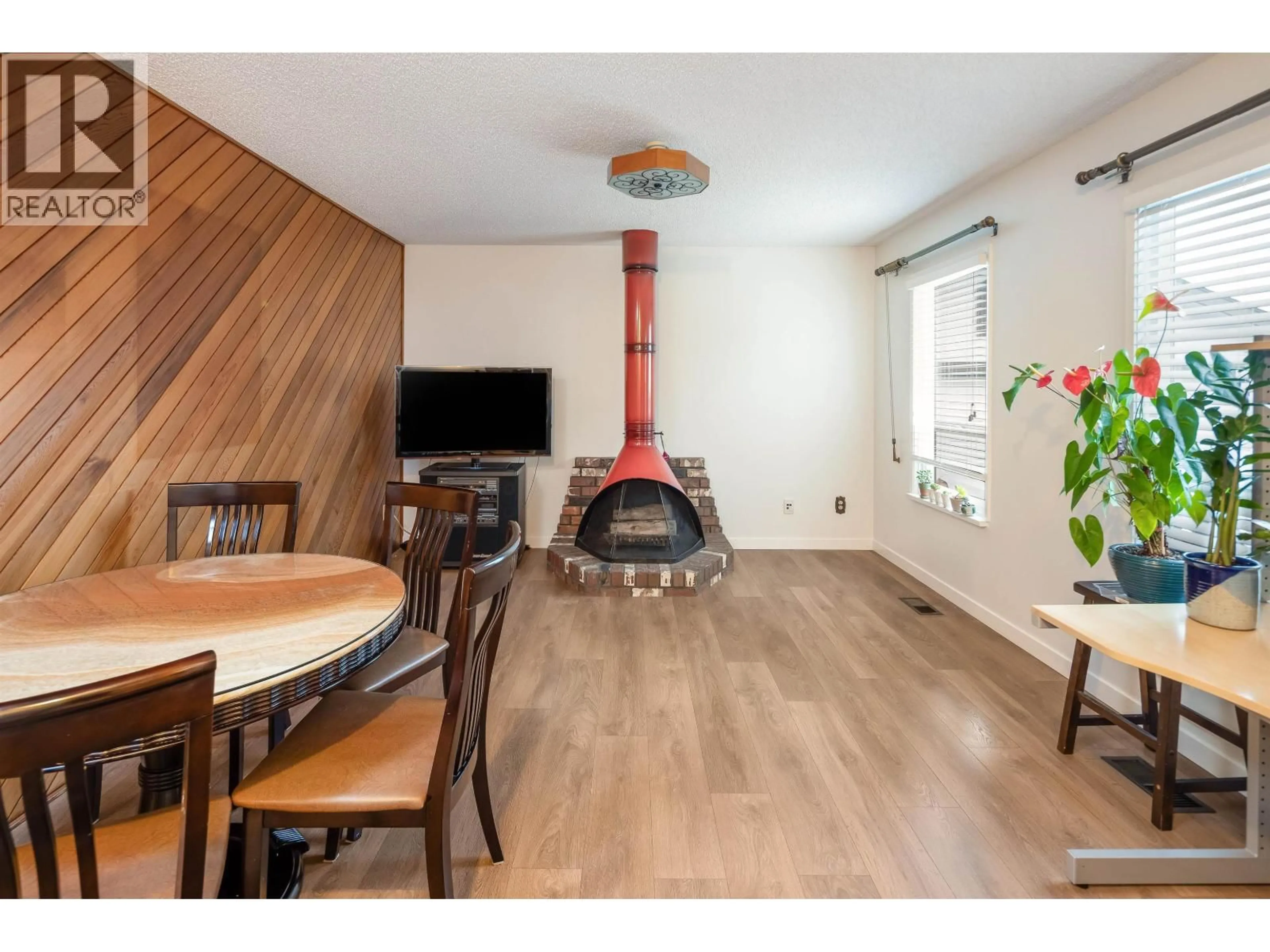 Living room with furniture, wood/laminate floor for 7720 NO. 1 ROAD, Richmond British Columbia V7C1T6