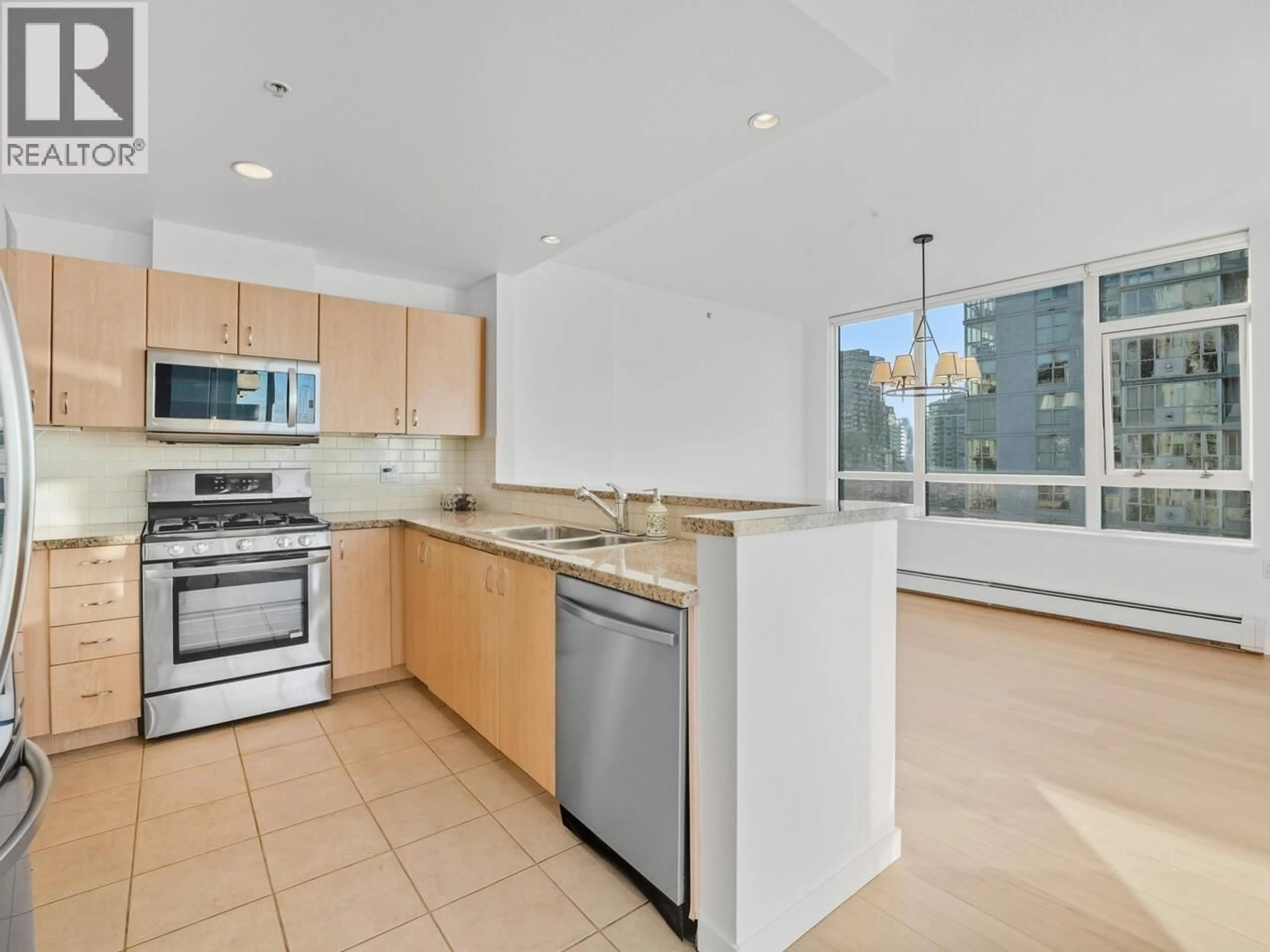 Standard kitchen, unknown for 801 - 120 16TH STREET, North Vancouver British Columbia V7M3N6