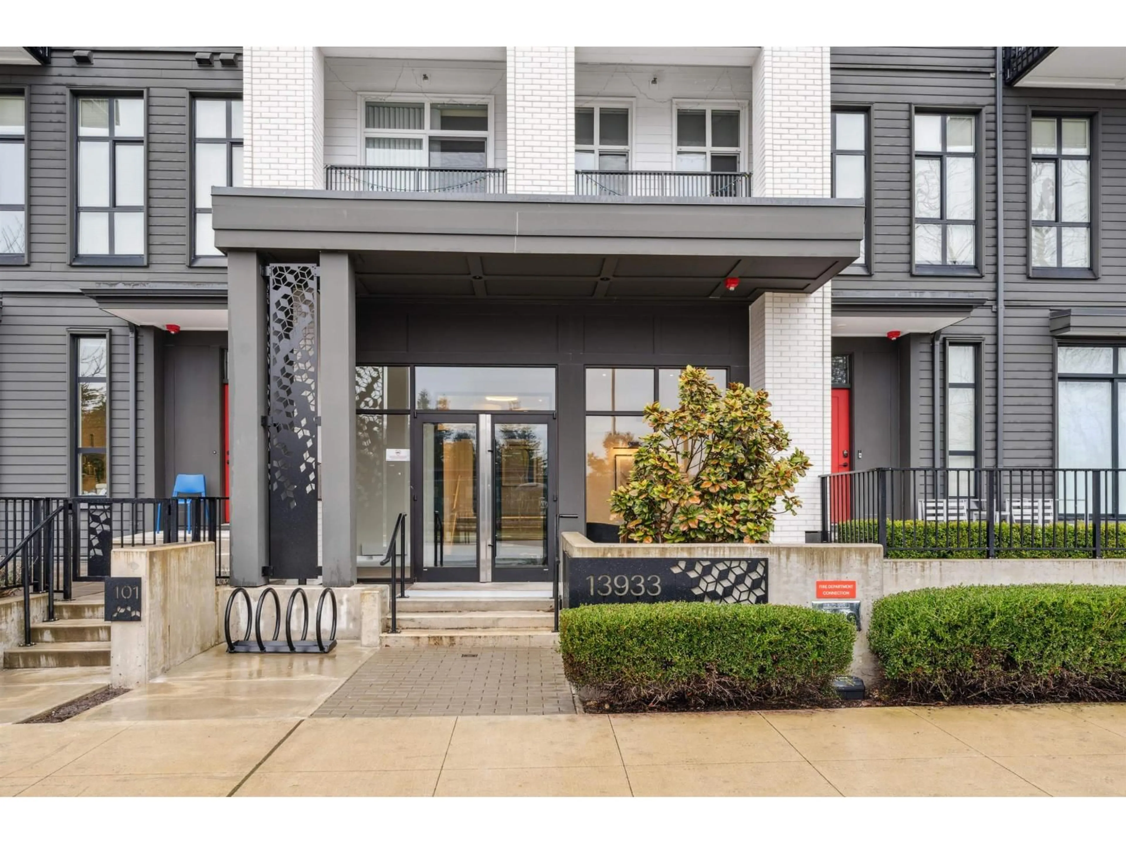 Indoor foyer for 210 - 13933 105 BOULEVARD, Surrey British Columbia V3T0R6