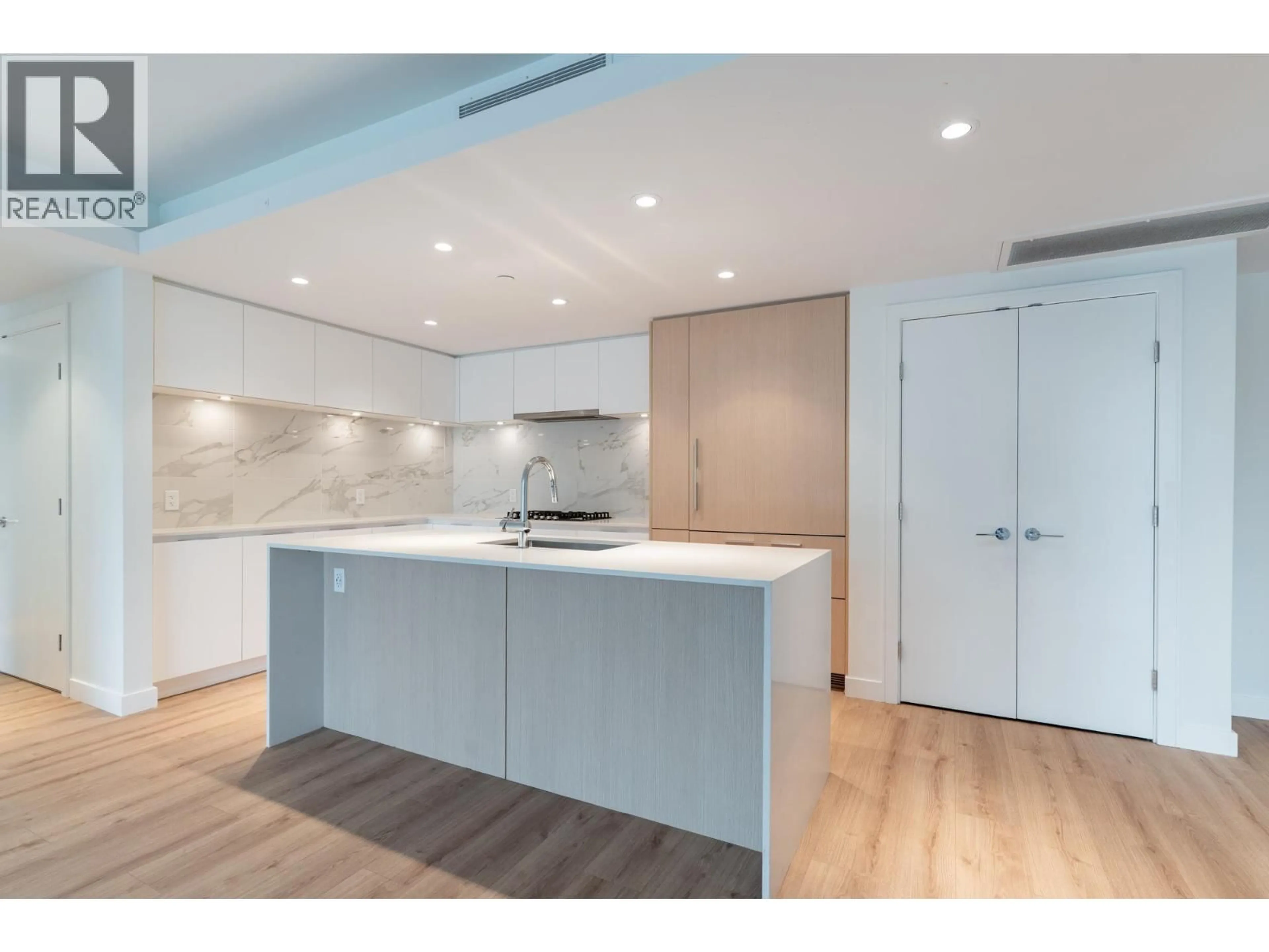 Open concept kitchen, wood/laminate floor for 401 - 1500 FERN STREET, North Vancouver British Columbia V7J0E6