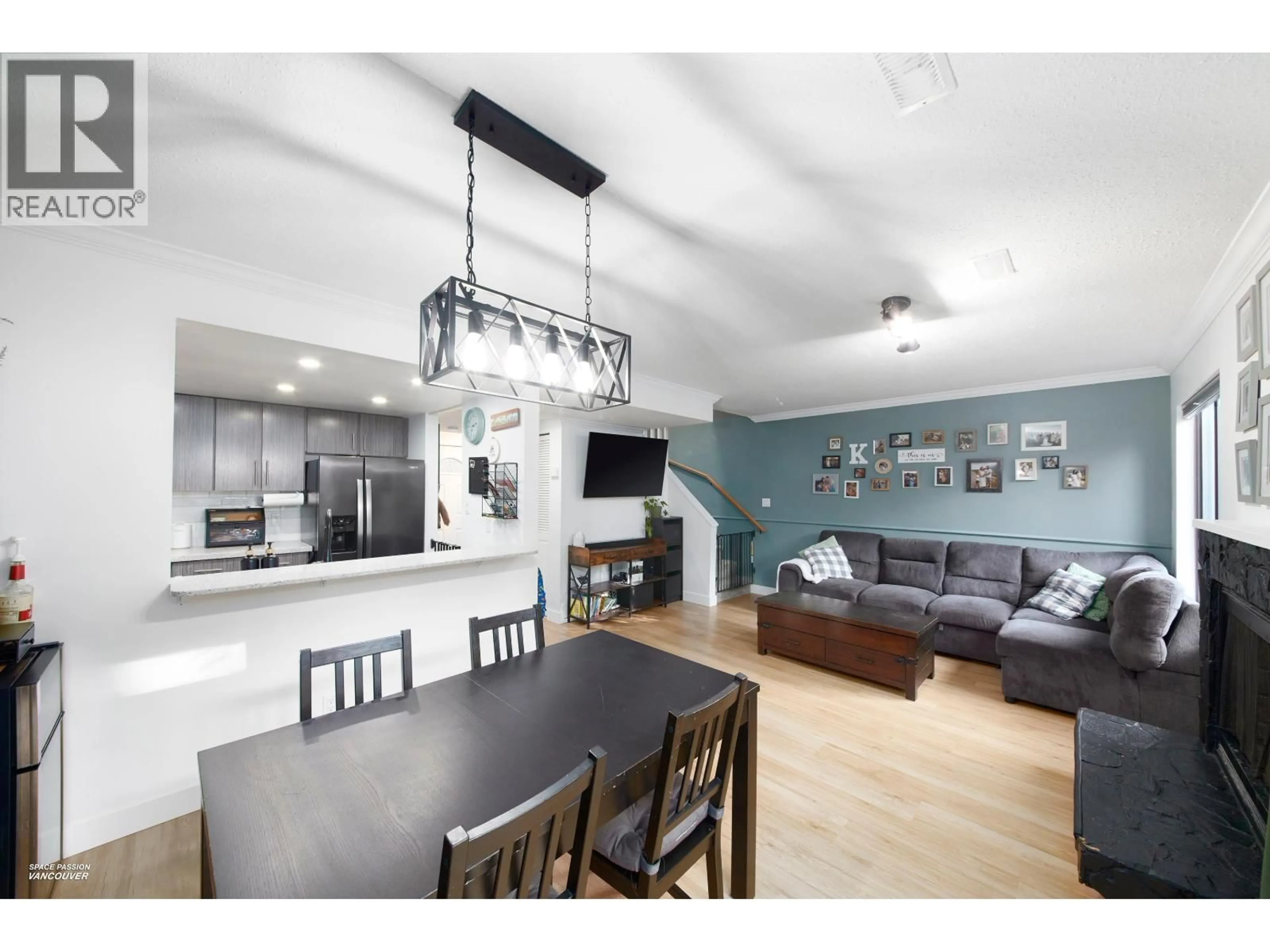 Open concept kitchen, wood/laminate floor for 16 - 21550 CHERRINGTON AVENUE, Maple Ridge British Columbia V2X8S7