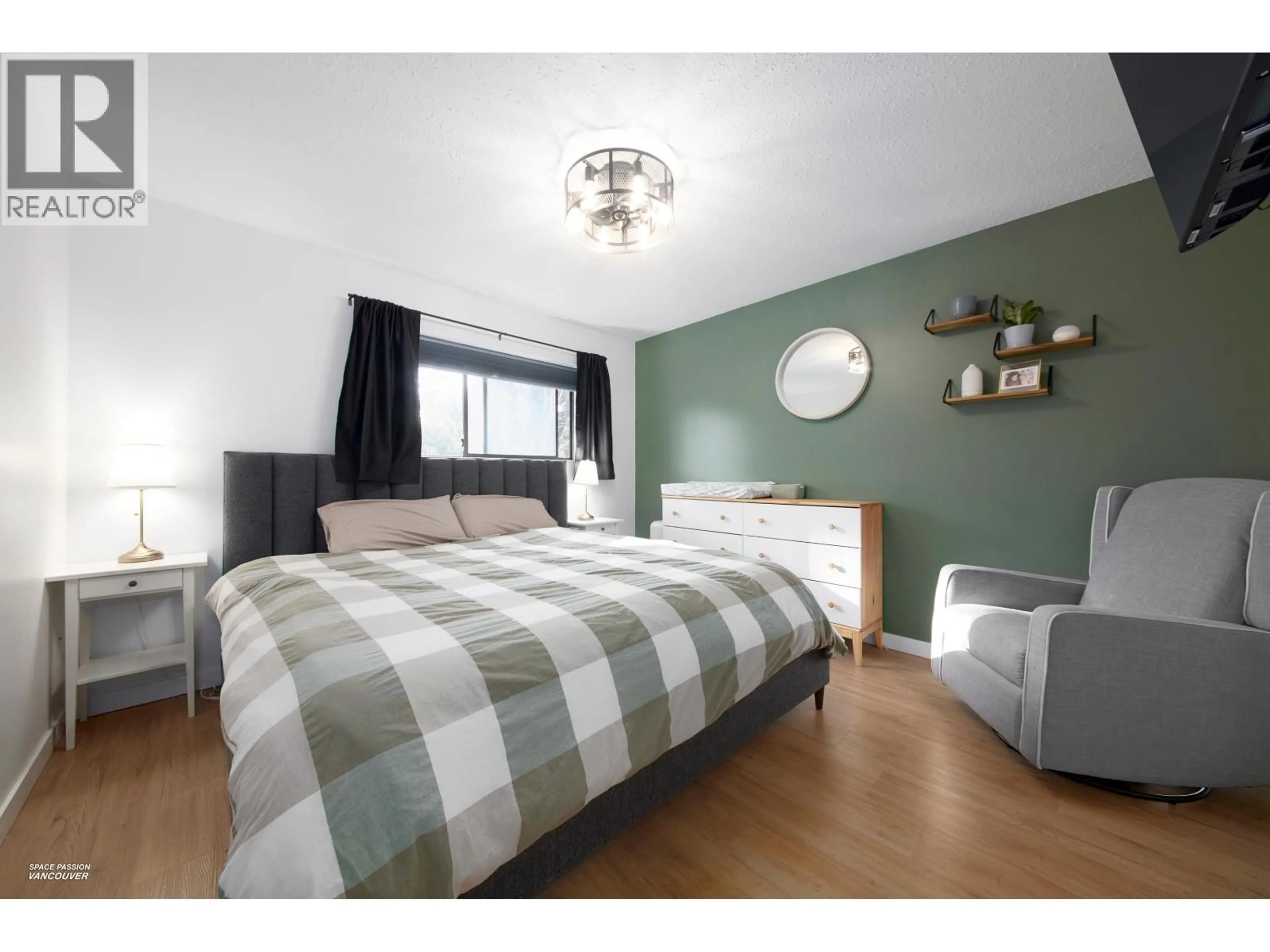 Bedroom with bed, wood/laminate floor for 16 - 21550 CHERRINGTON AVENUE, Maple Ridge British Columbia V2X8S7