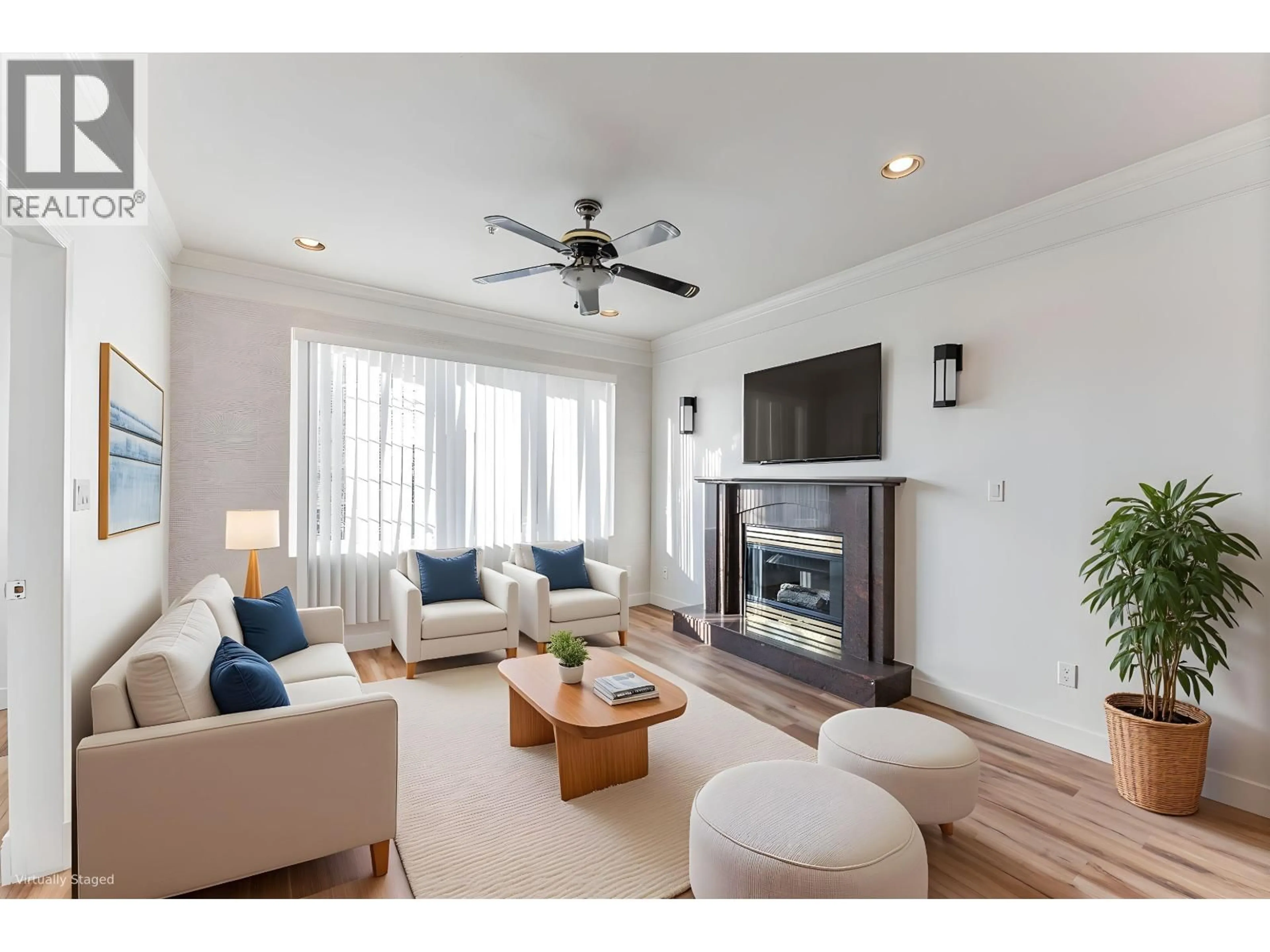 Living room with furniture, wood/laminate floor for 6586 NANAIMO STREET, Vancouver British Columbia V5P4L2